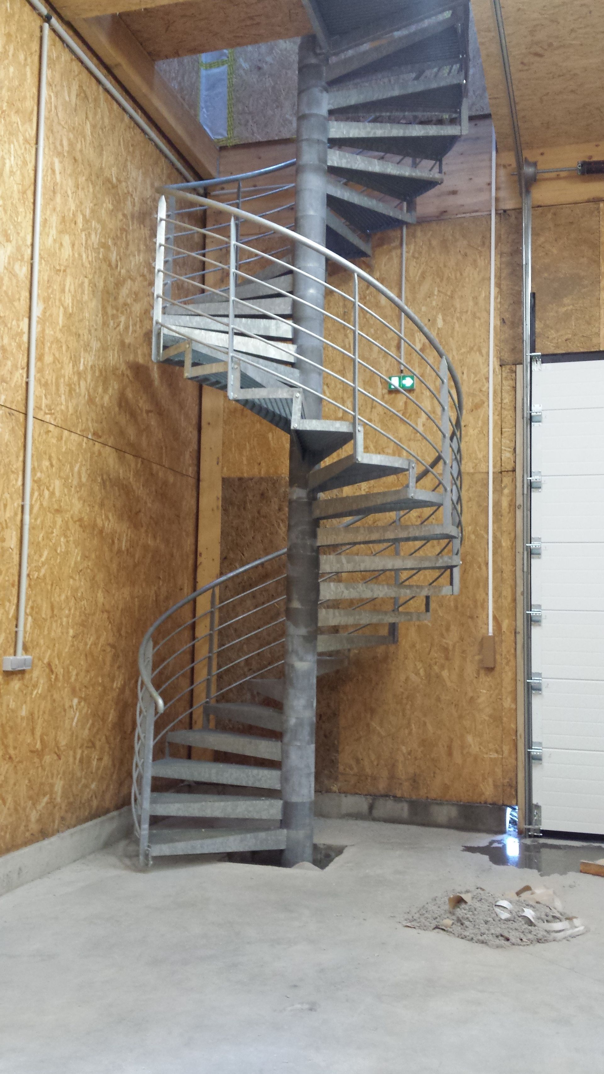 Escalier en métal en colimaçon