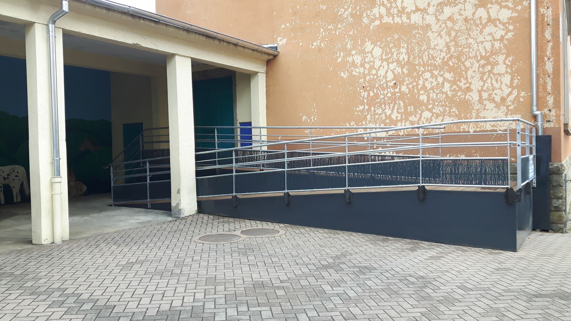 Rampe PMR avec garde-corps