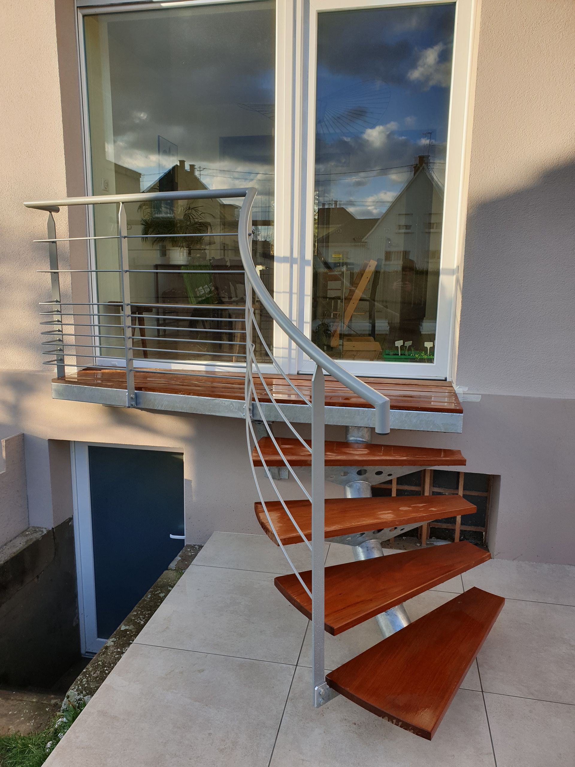 Escalier métal et bois donnant sur le balcon