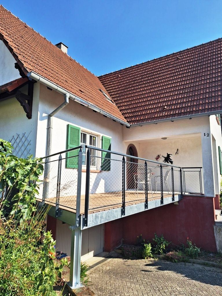 Terrasse métallique avec revêtement en bois