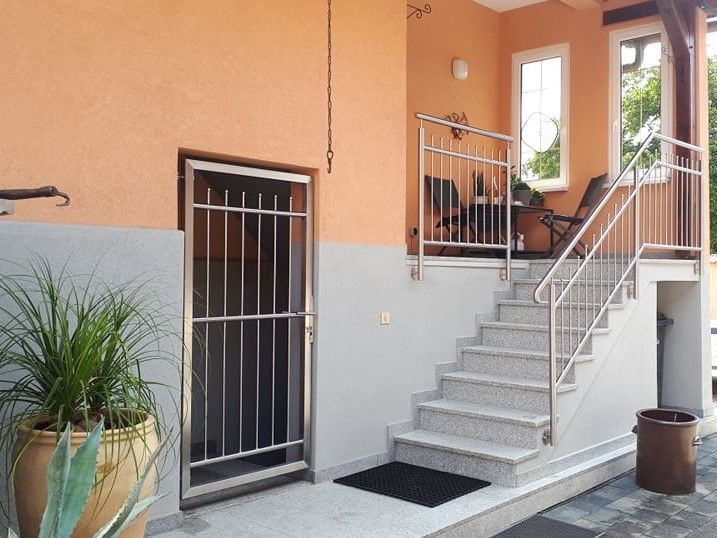 Garde-corps et porte grillagé en métal