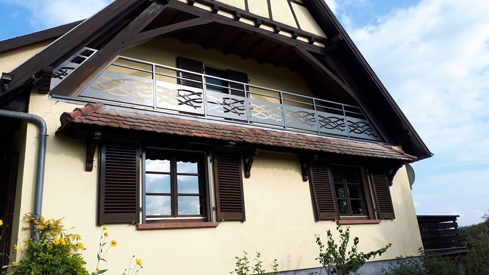 Garde-corps pour un balcon faisant toute la longueur de l'étage d'une maison