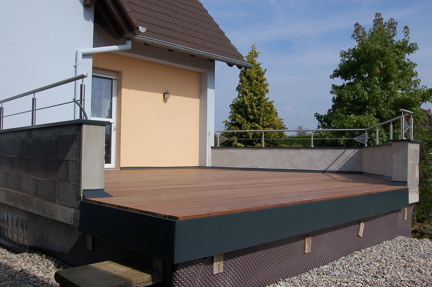 Terrasse métallique avec des garde-corps sur deux côtés