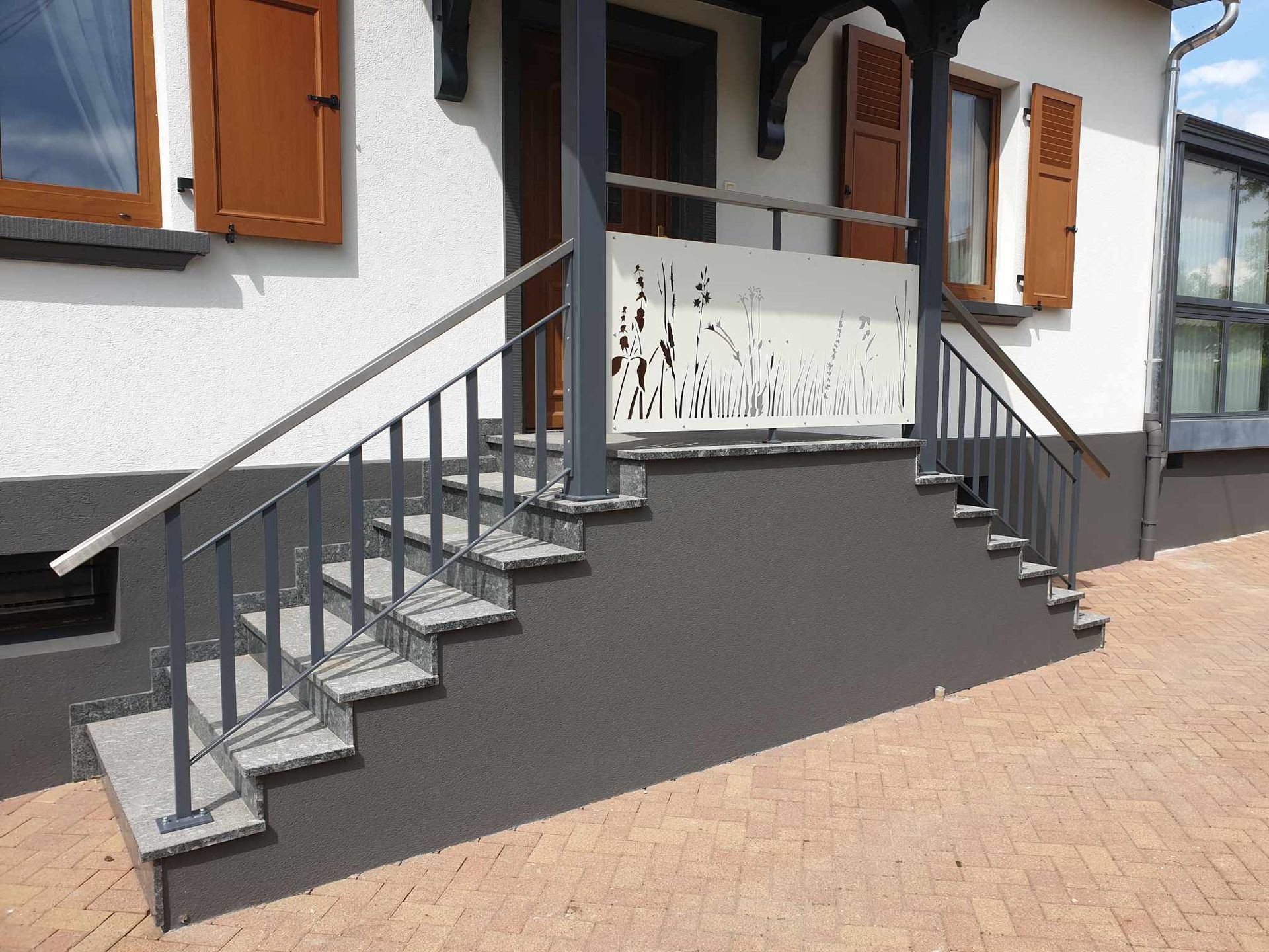 Double garde-corps symétrique pour escaliers d'accès à une maison