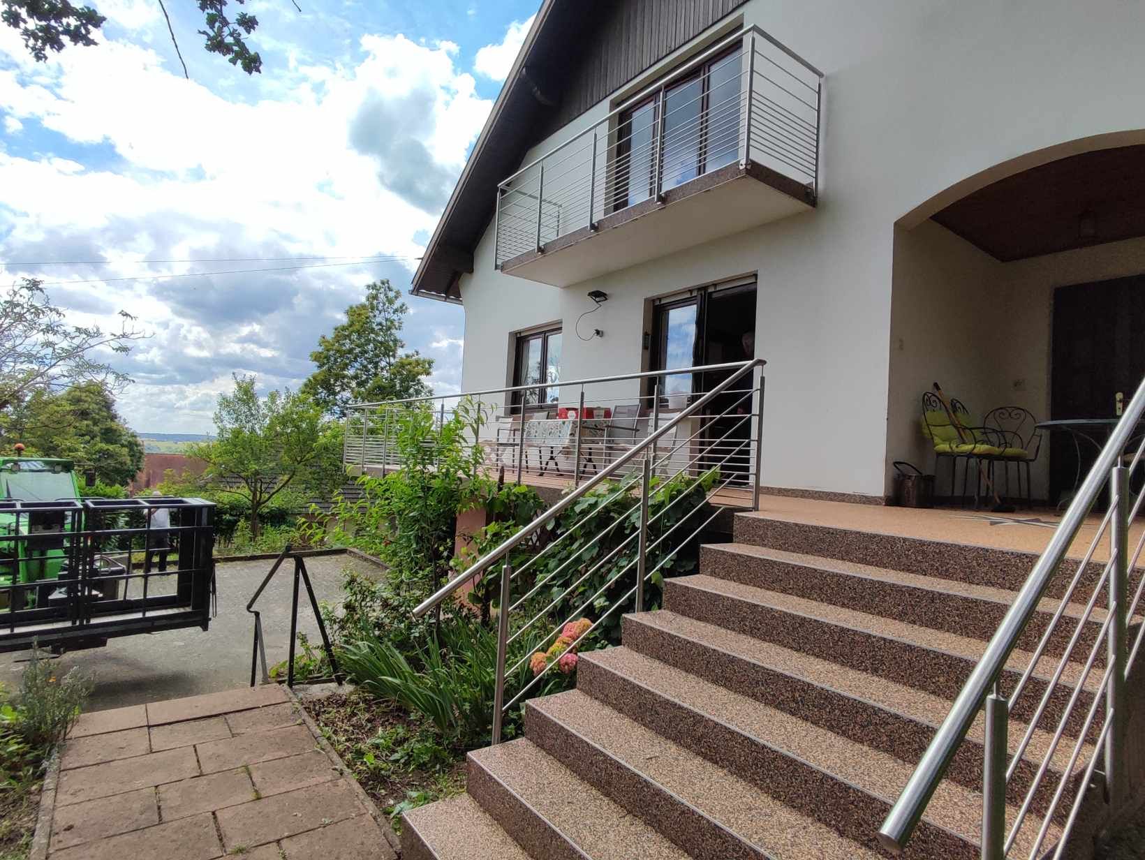 Garde-corps escalier d'accès à un porche