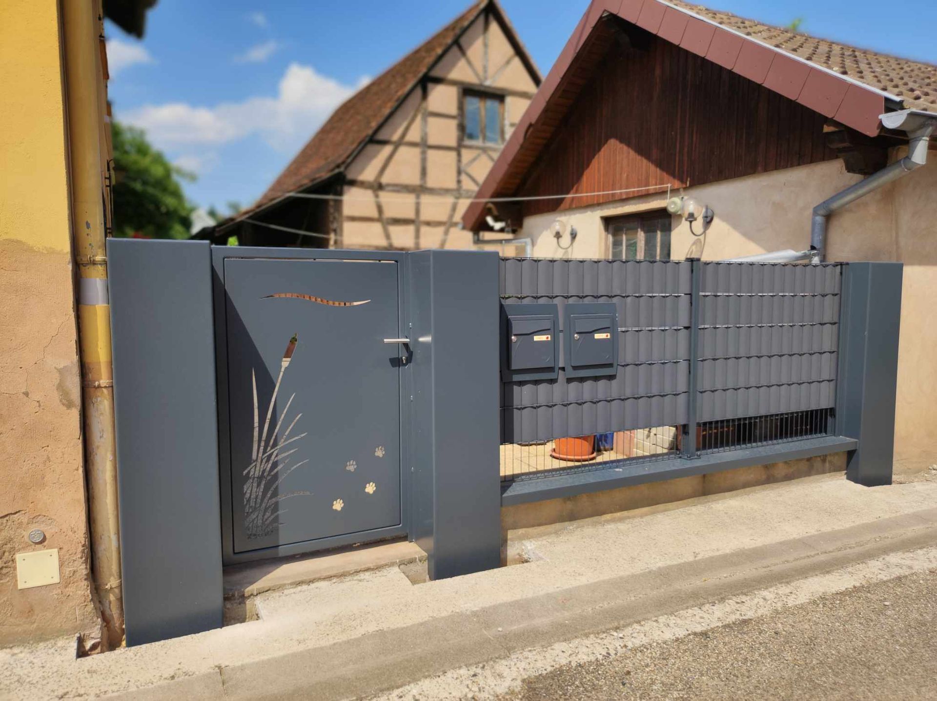 Portaillon et clôture métal gris