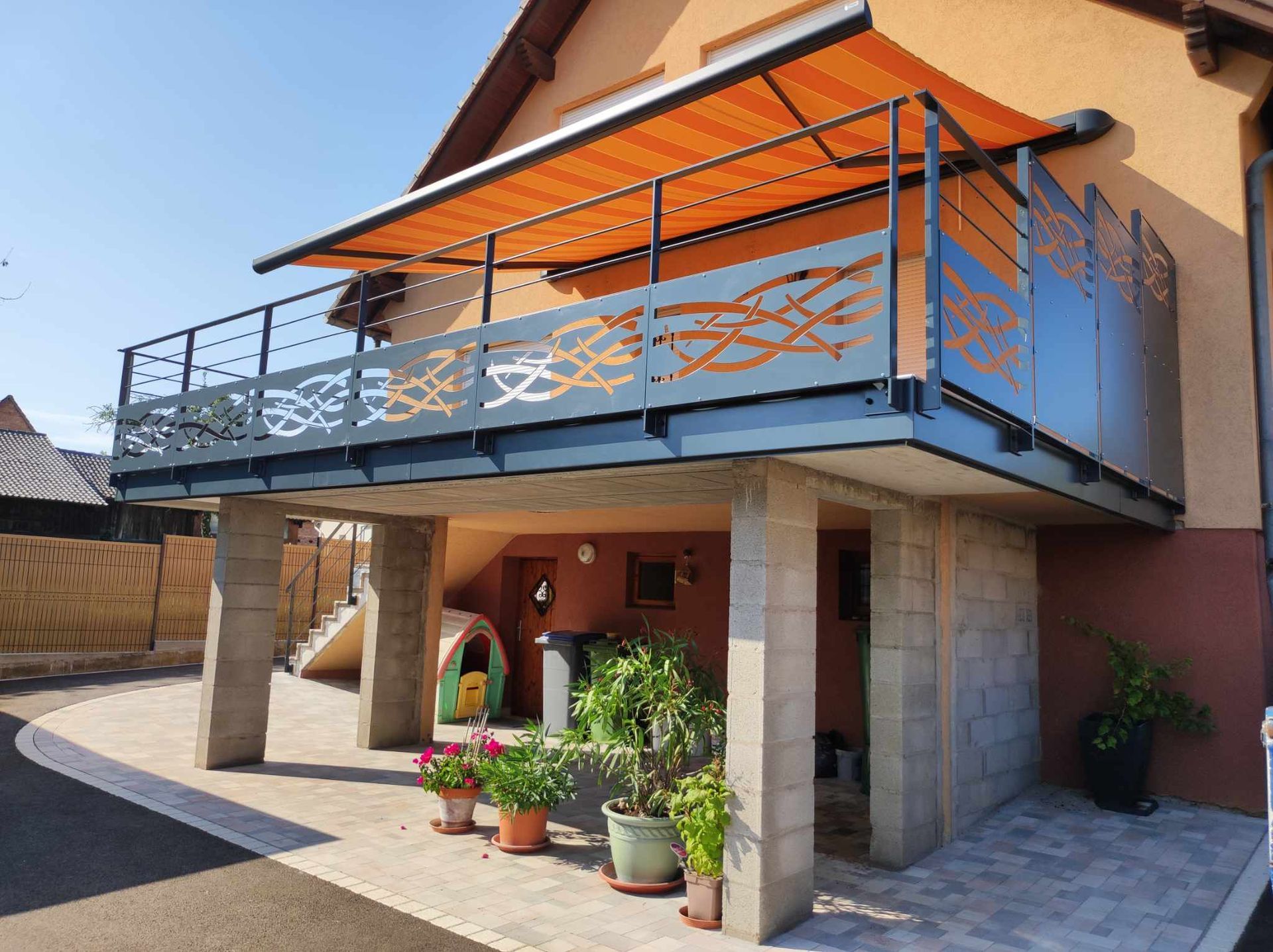 Garde-corps métallique pour une terrasse sur un étage