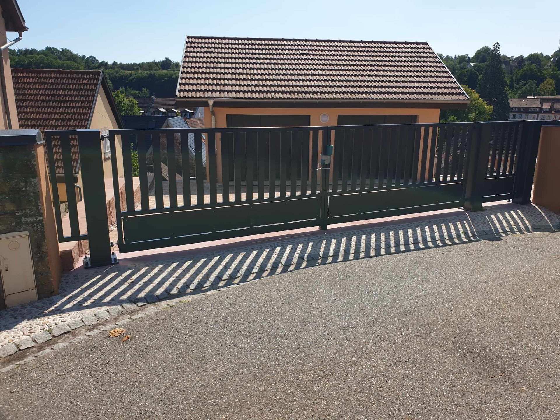 Portail coulissant semi-ouvert