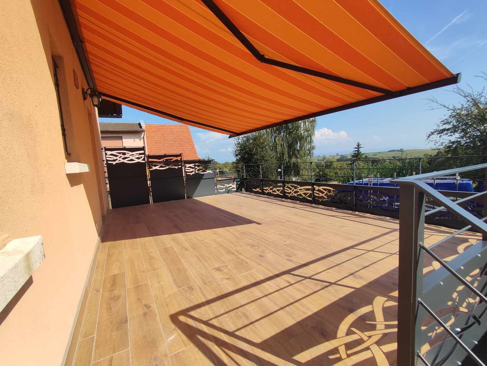 Terrasse en bois avec garde-corps métallique