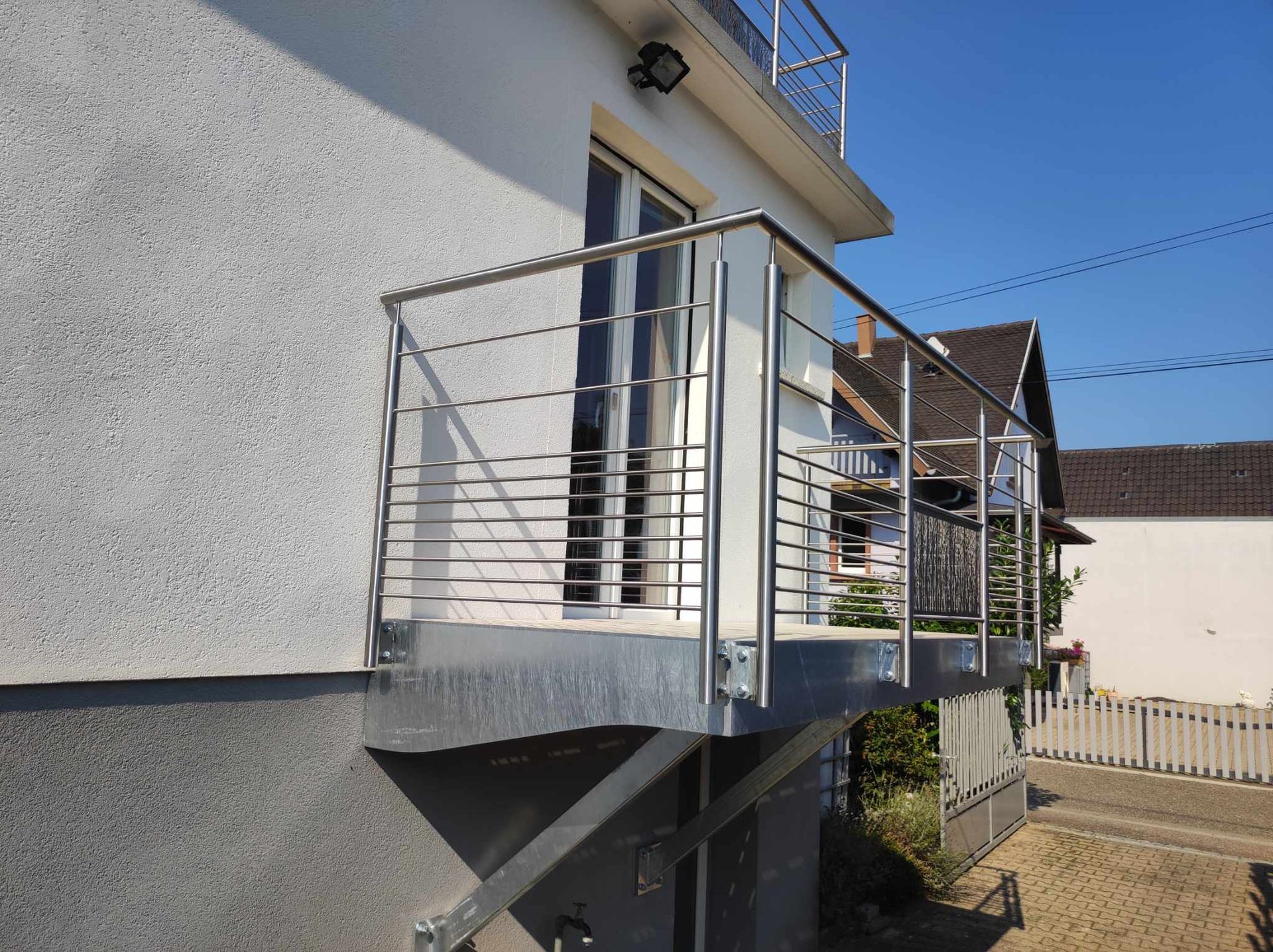 Balcon métallique devant une porte-fenêtre