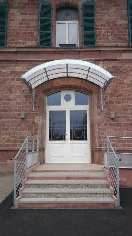 Marquise incurvé en verre opaque