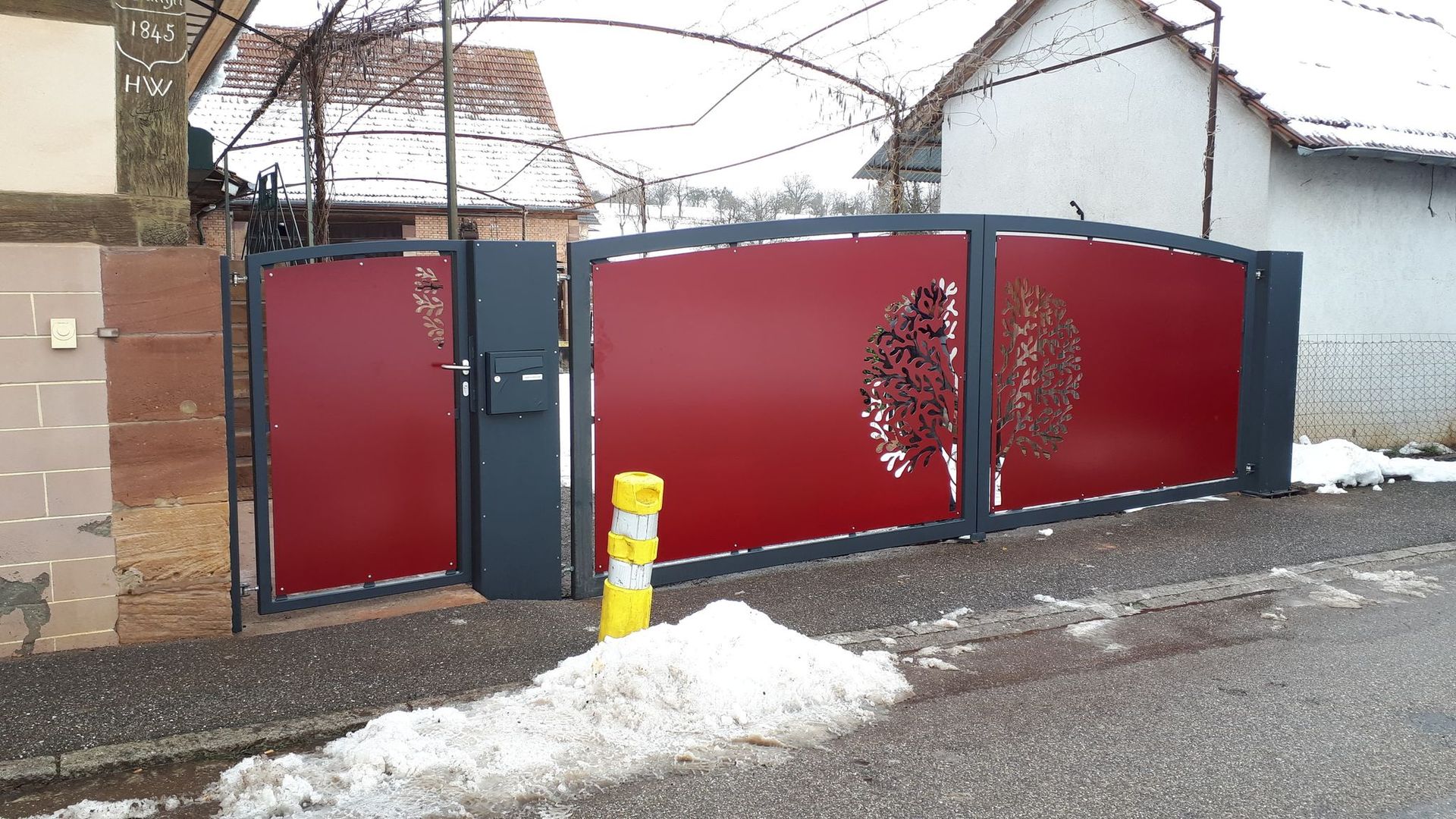 Portail rouge et noir plein