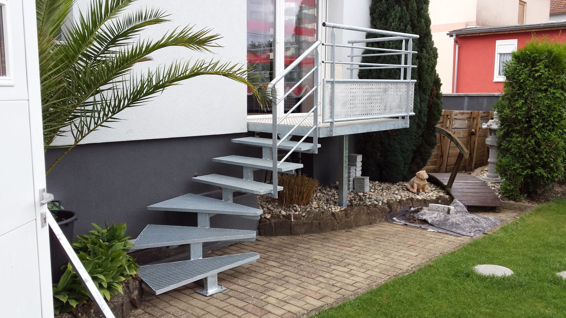 Escalier extérieur tournant avec garde-corps
