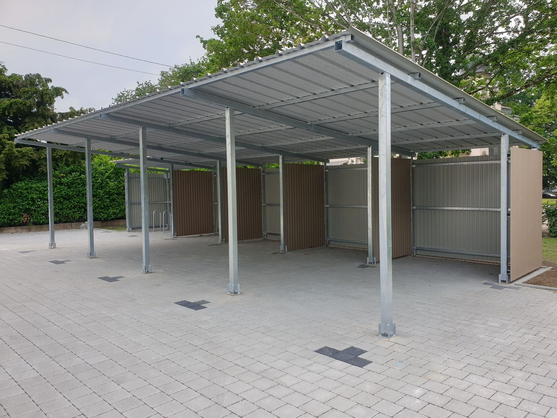 Abris métallique pour local poubelle