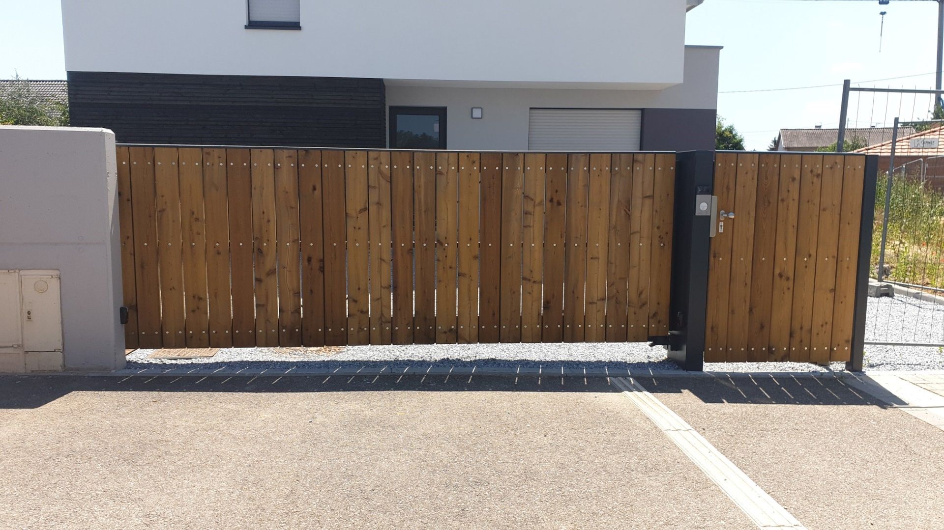 Portail métallique en bois motorisé