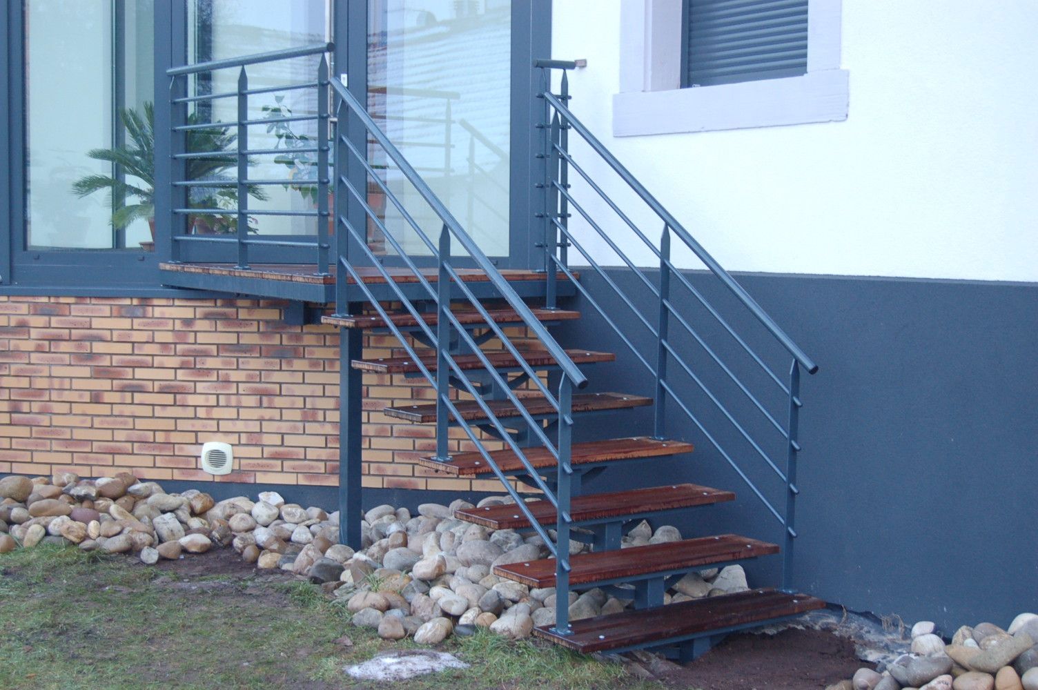 Escalier extérieur en métal et bois