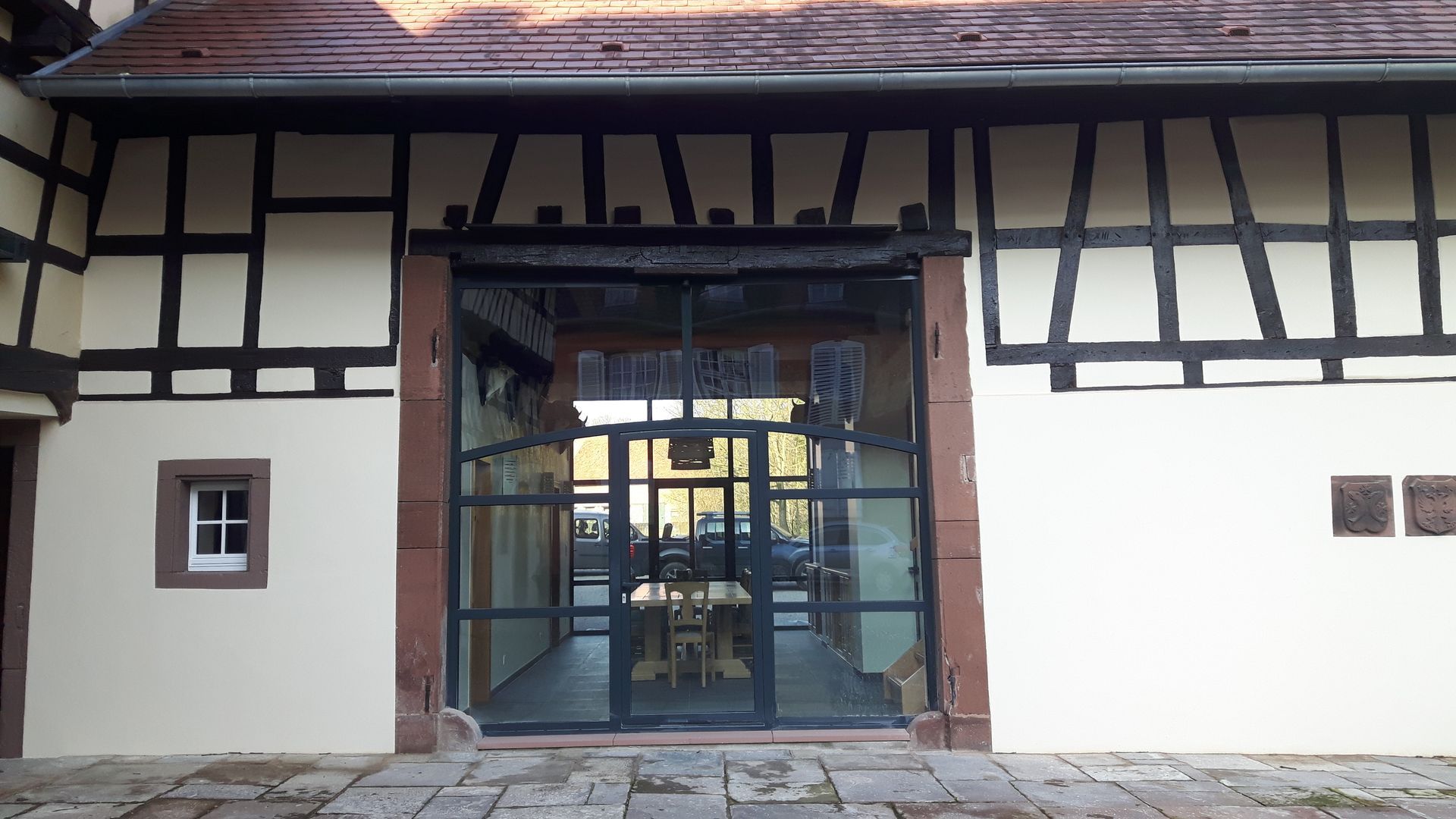 Menuiserie métallique carré avec porte d'entrée