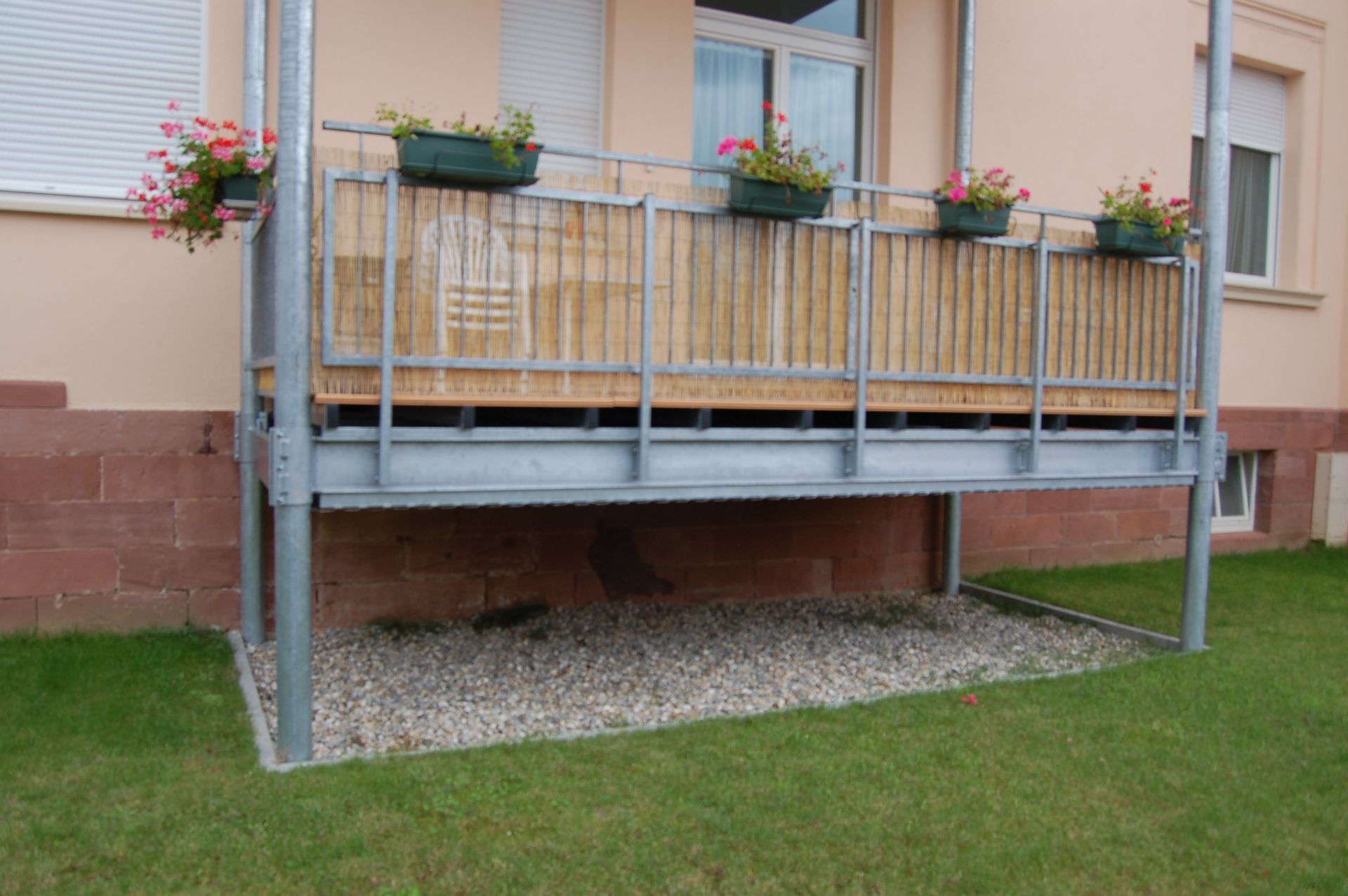 Terrasse métallique surélevé