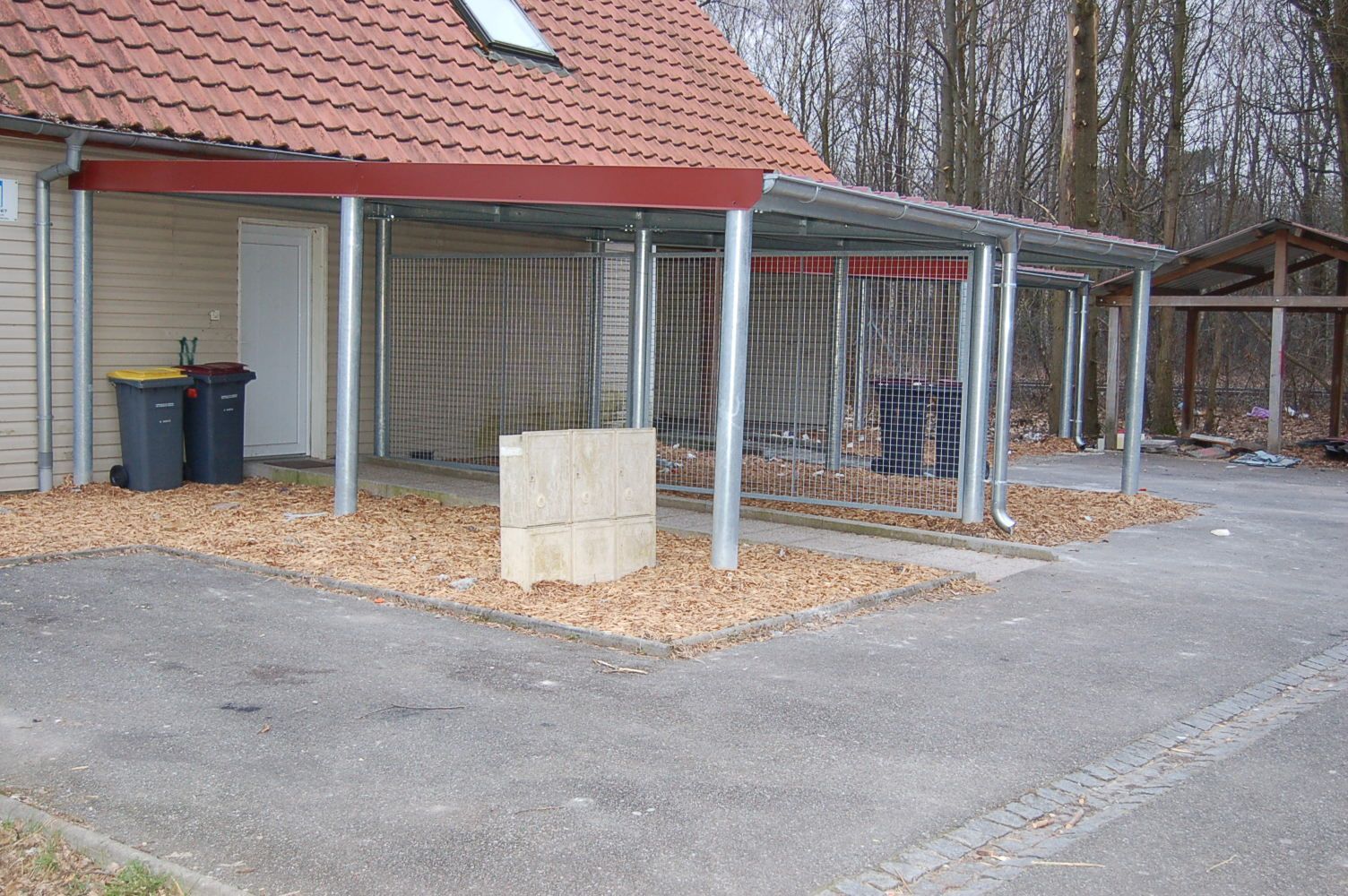 Abris métallique devant une maison