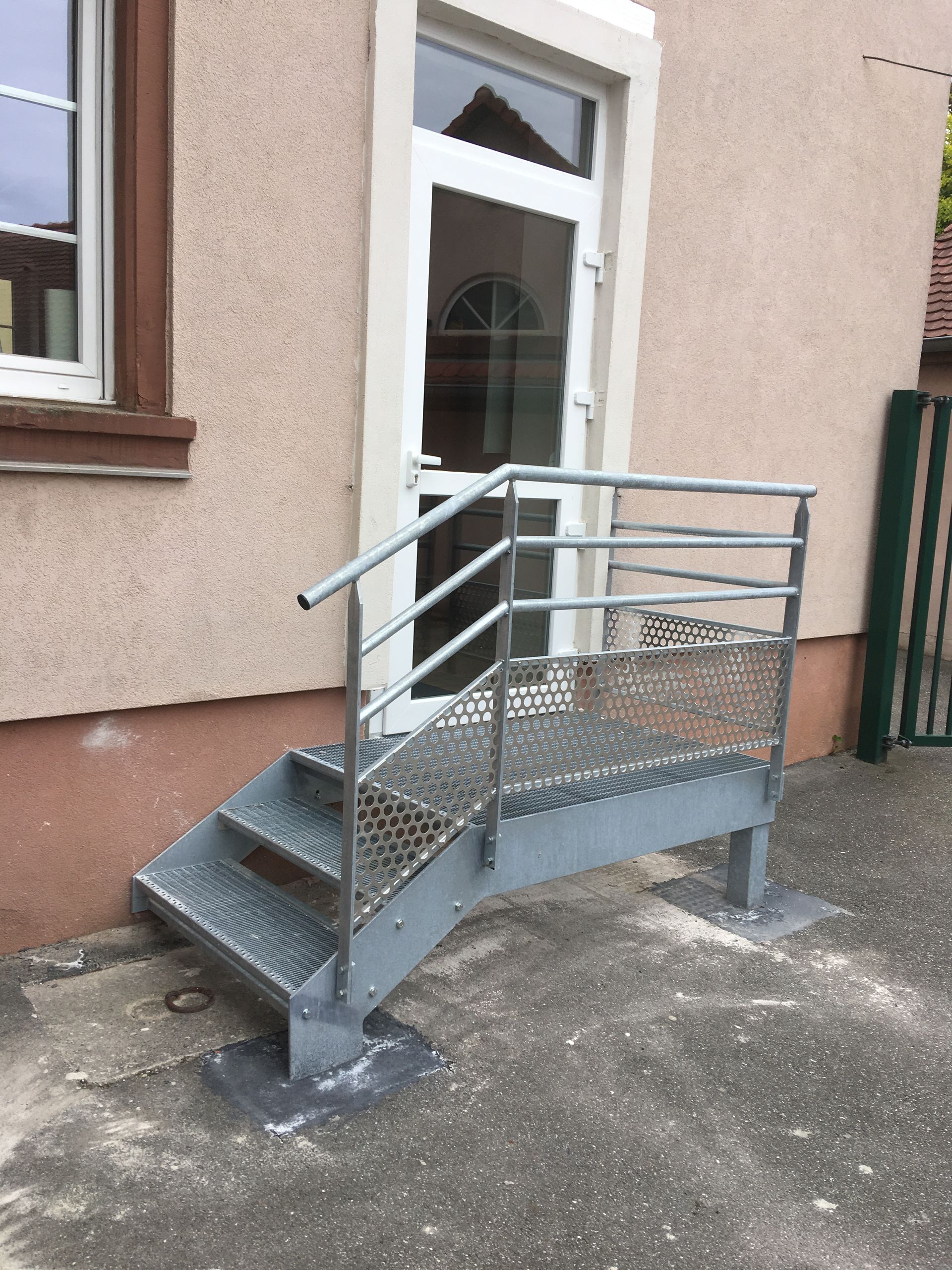 Escalier extérieur d'accès à une porte