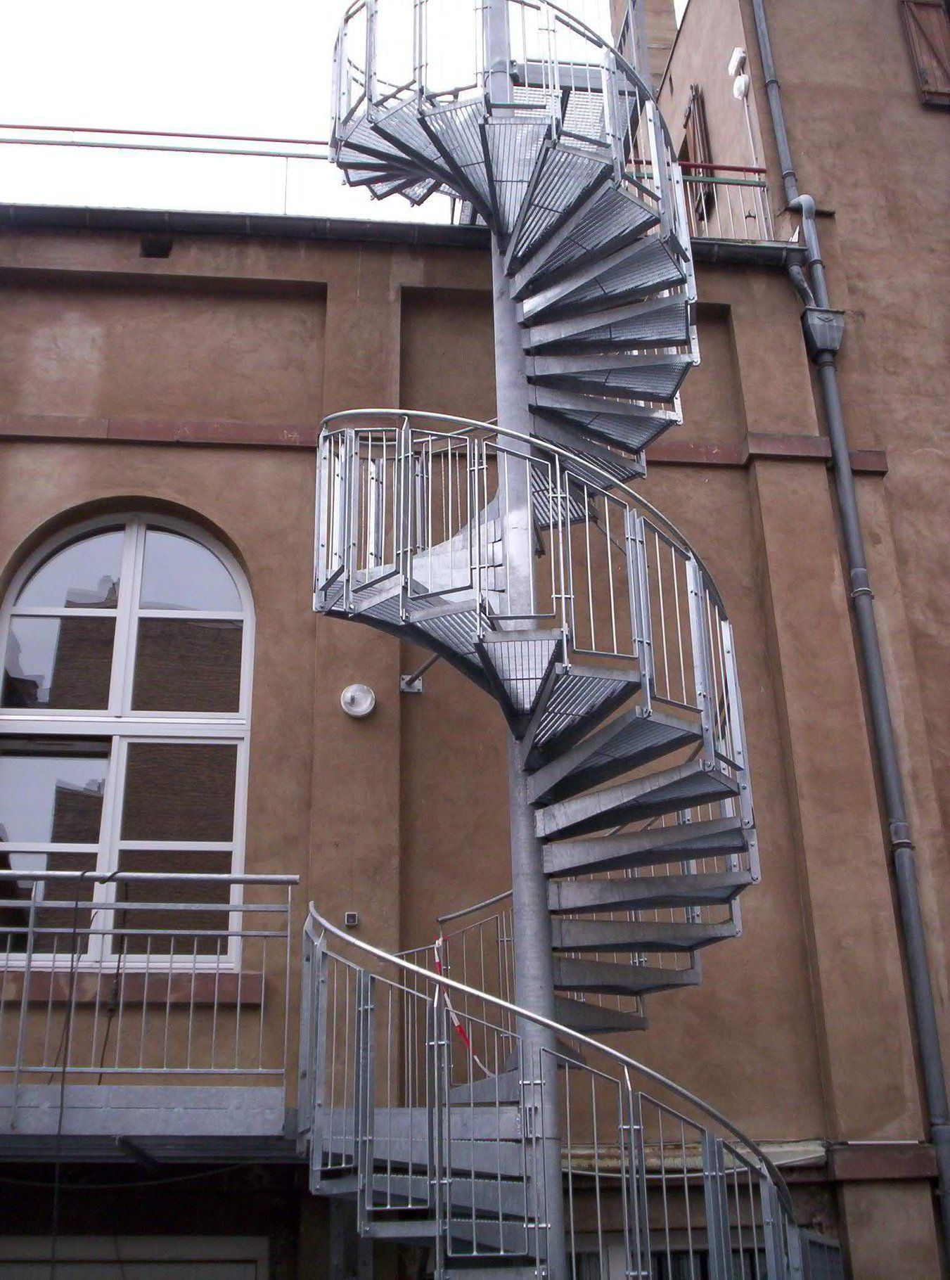 Escalier extérieur en métal en colimaçon