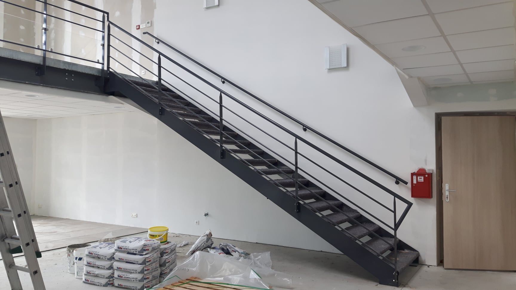 Escalier intérieur droit noir