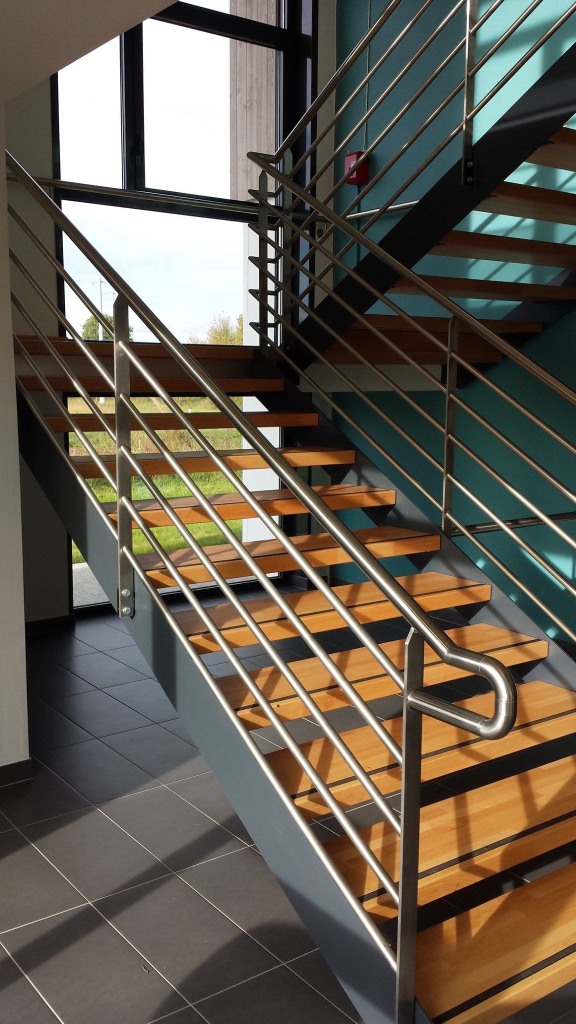 Escalier intérieur en métal et bois exotique