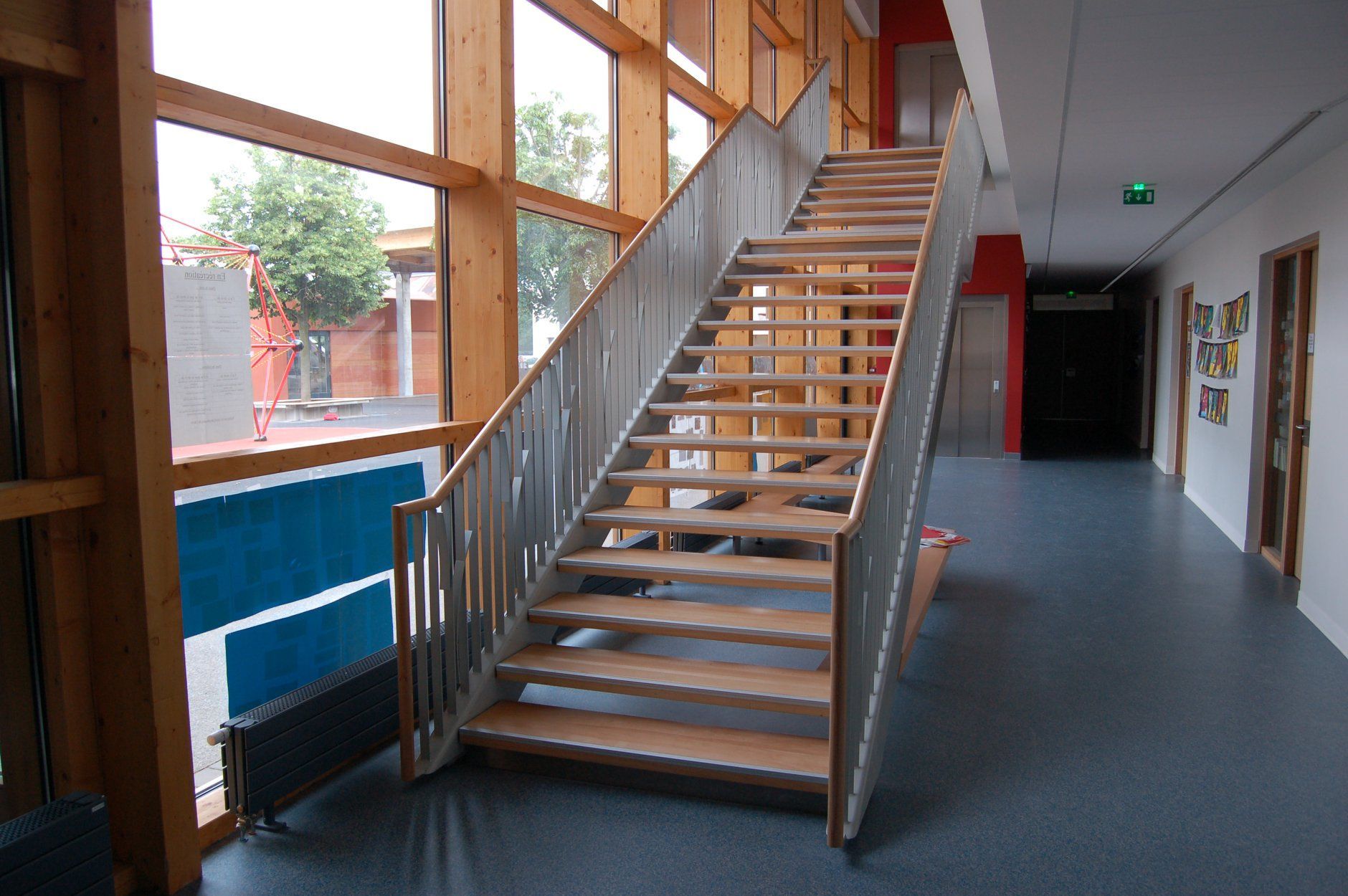 Grand escalier intérieur dans une école