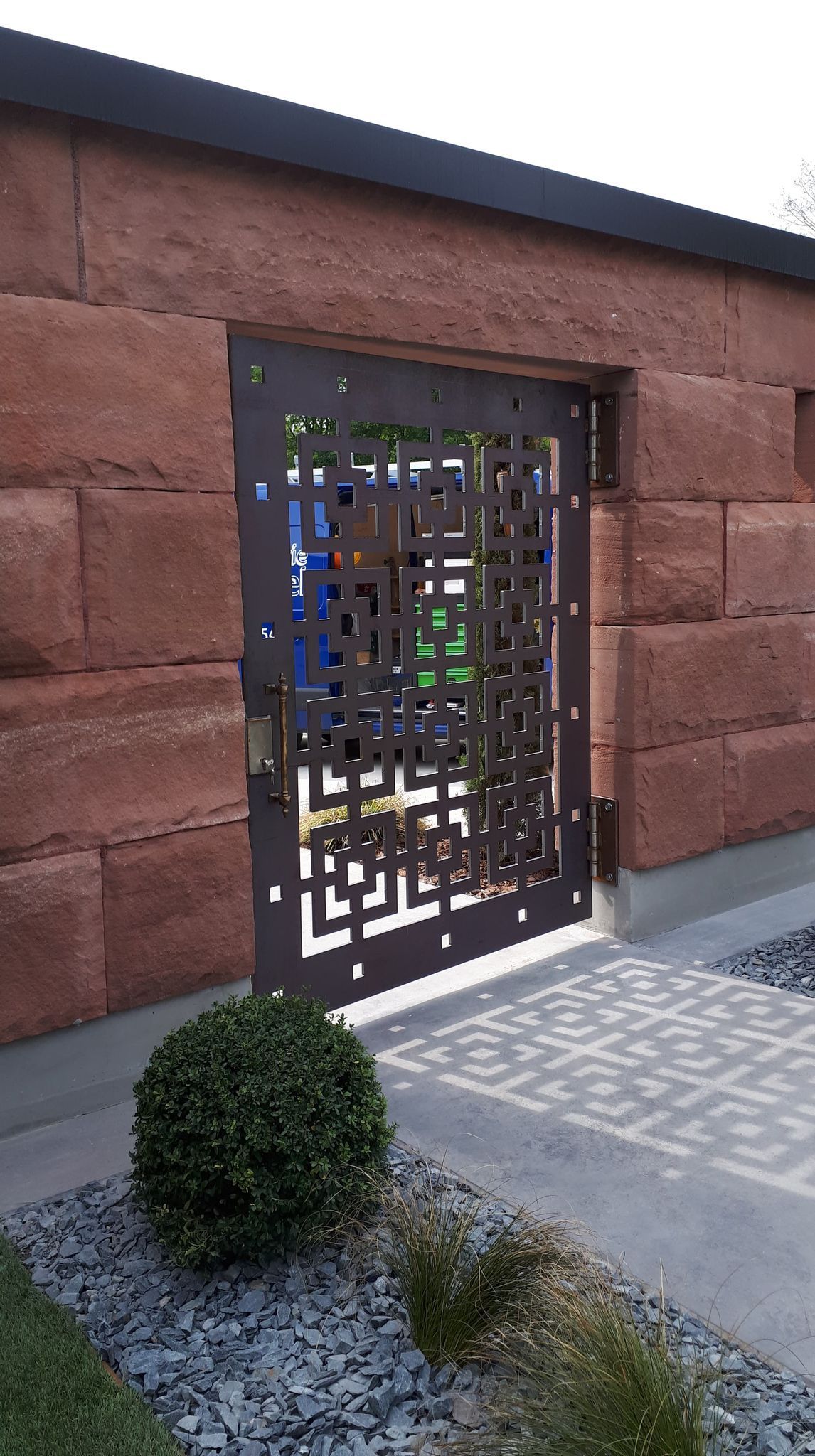 Porte ajourée en métal