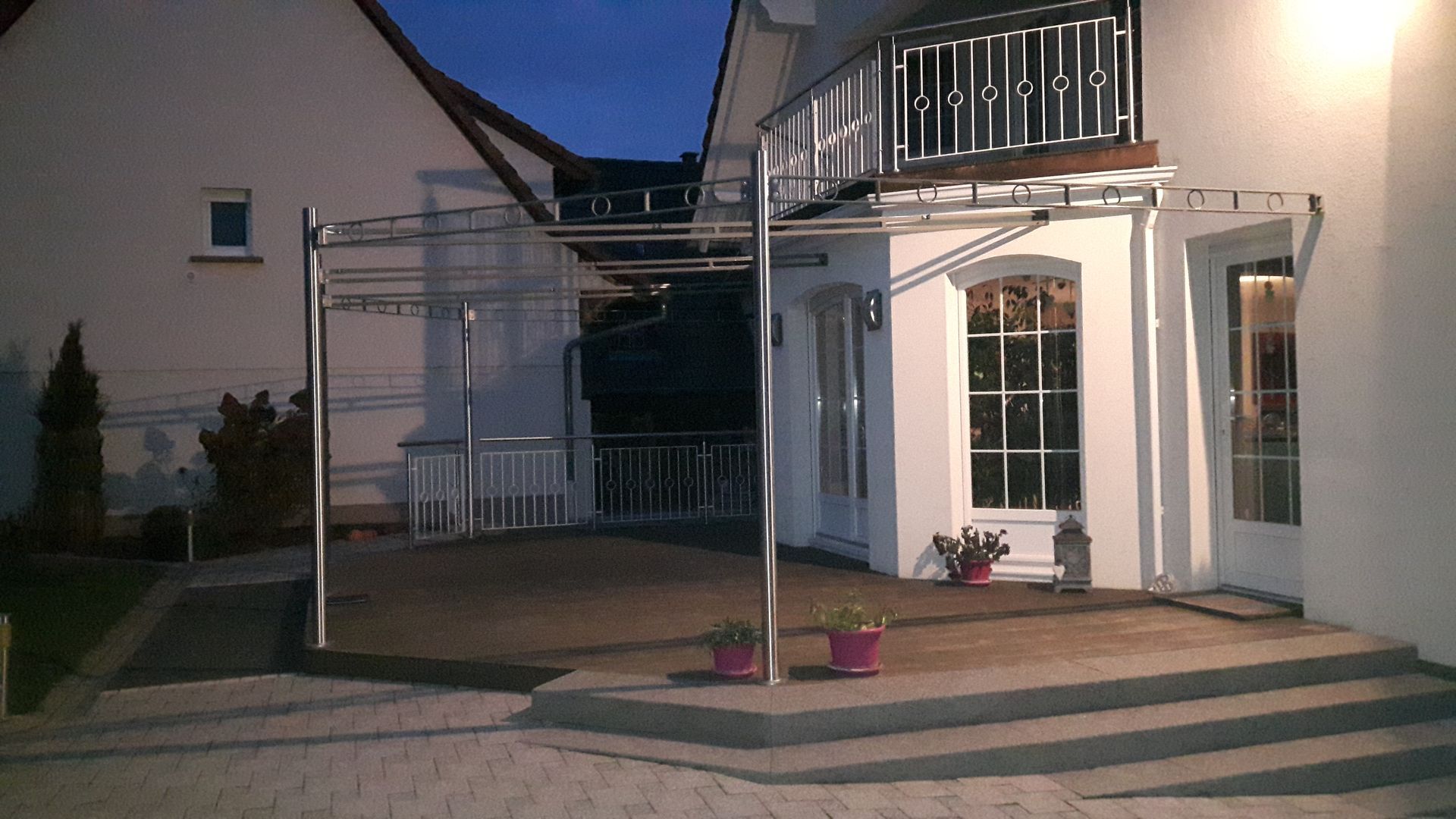 Pergola sur mesure sur une terrasse de maison