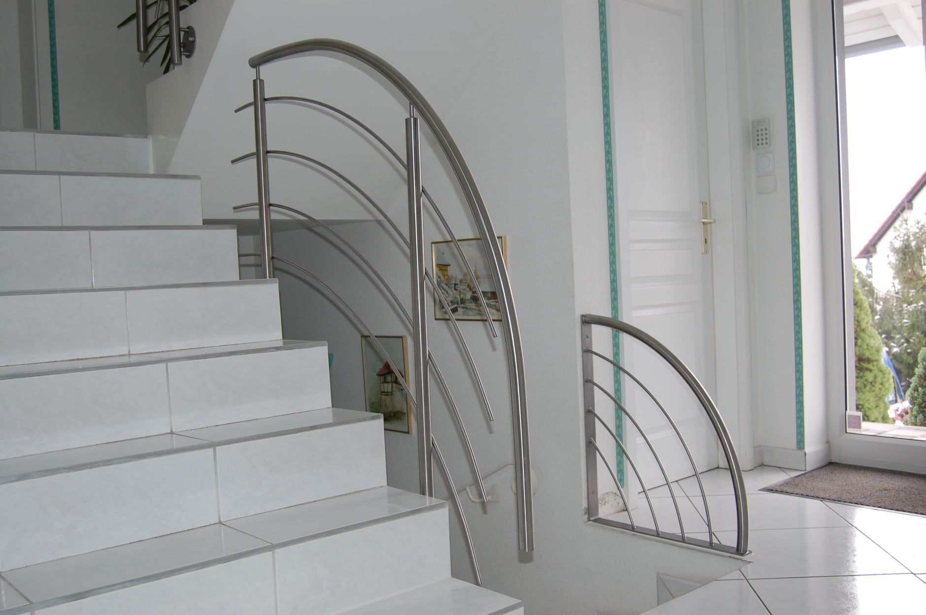 Garde-corps métallique gris pour escalier