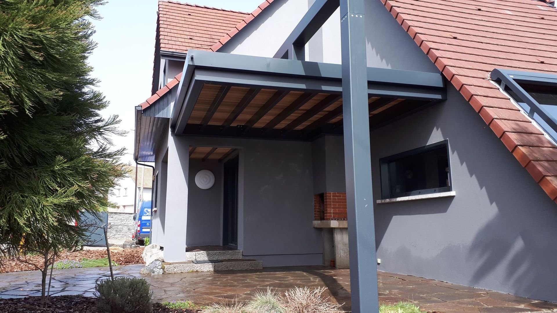 Abris métallique devant porte d'entrée