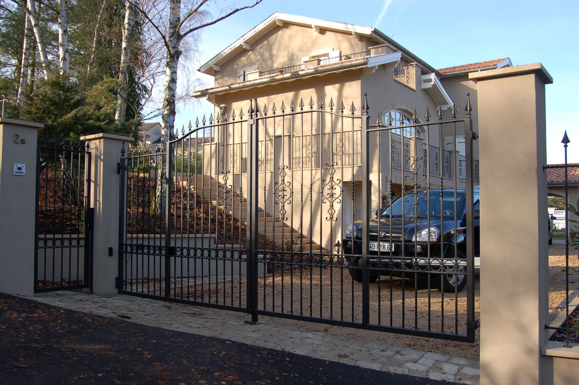 Grand portail en fer forgé noir