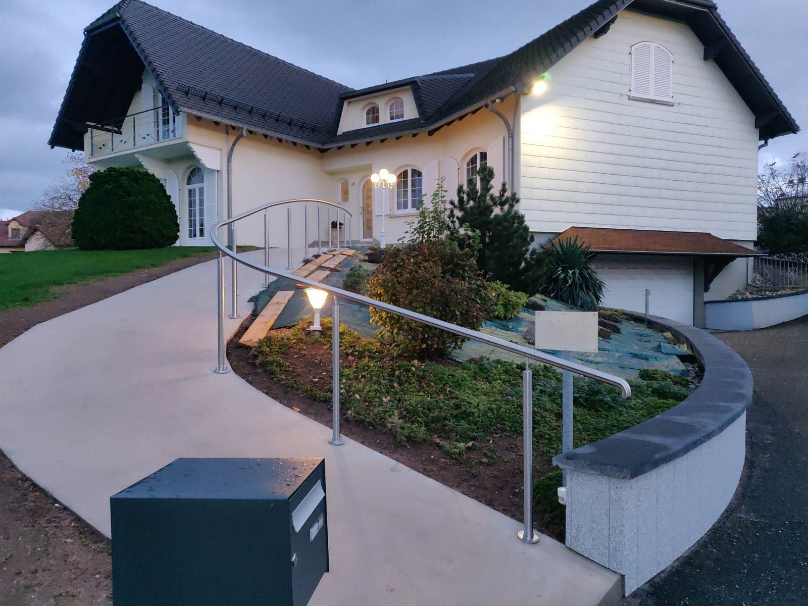 Garde-corps pour une allée en pente descendante