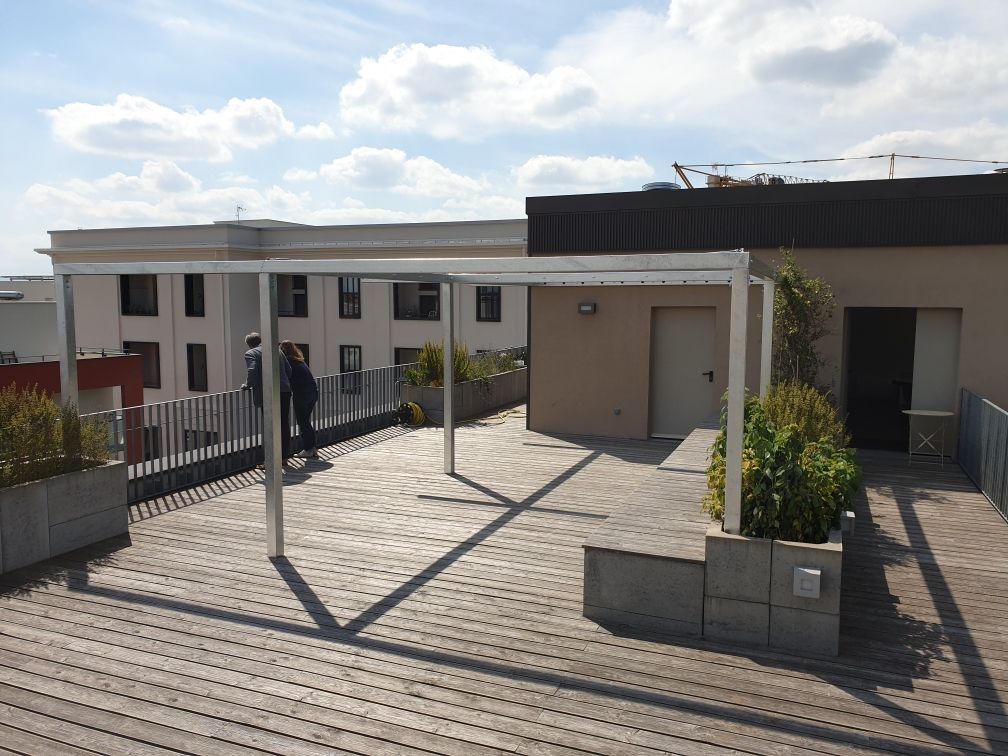 Pergola sur un toit d'immeuble