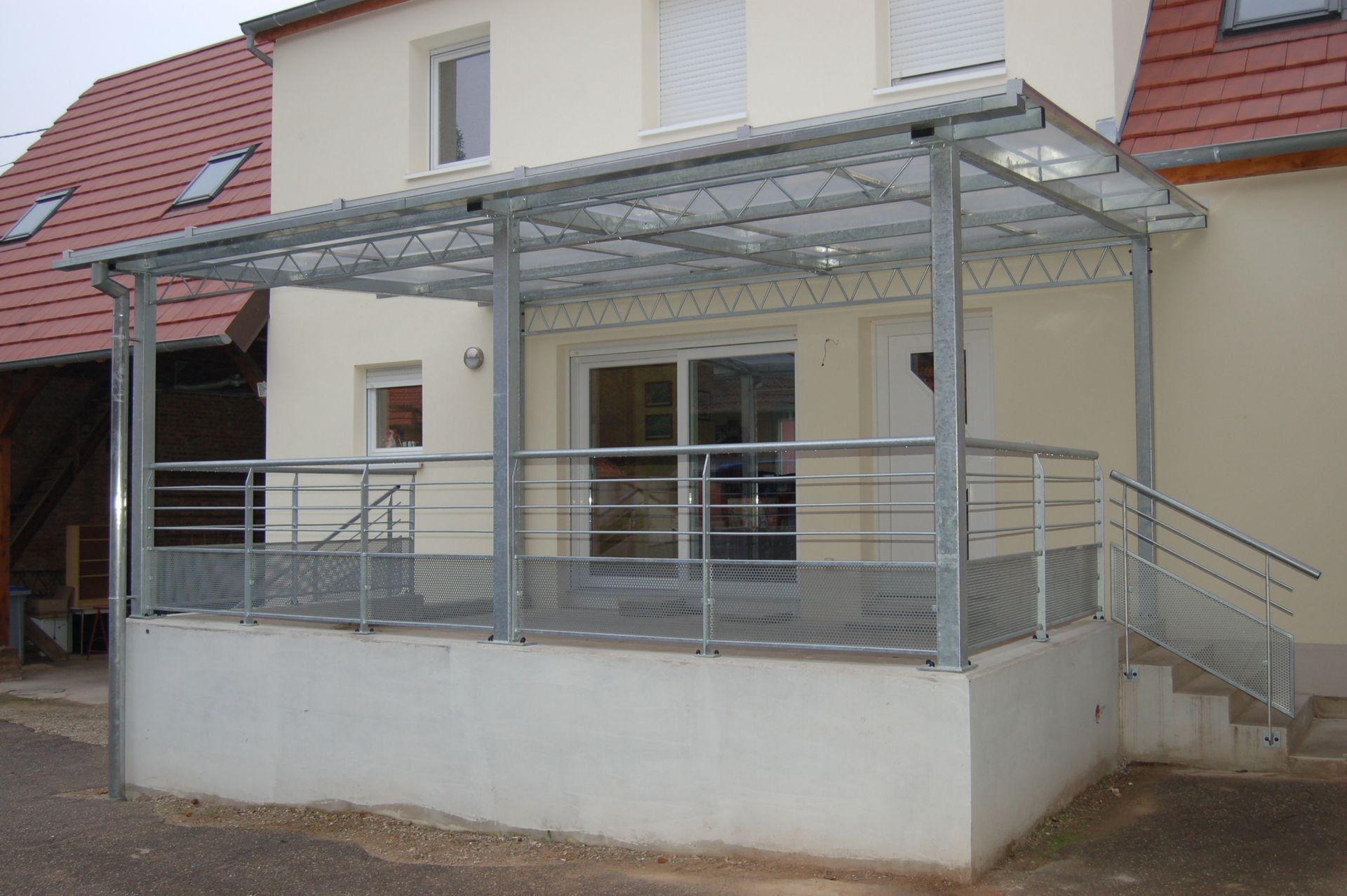 Pergola avec garde-corps et escalier