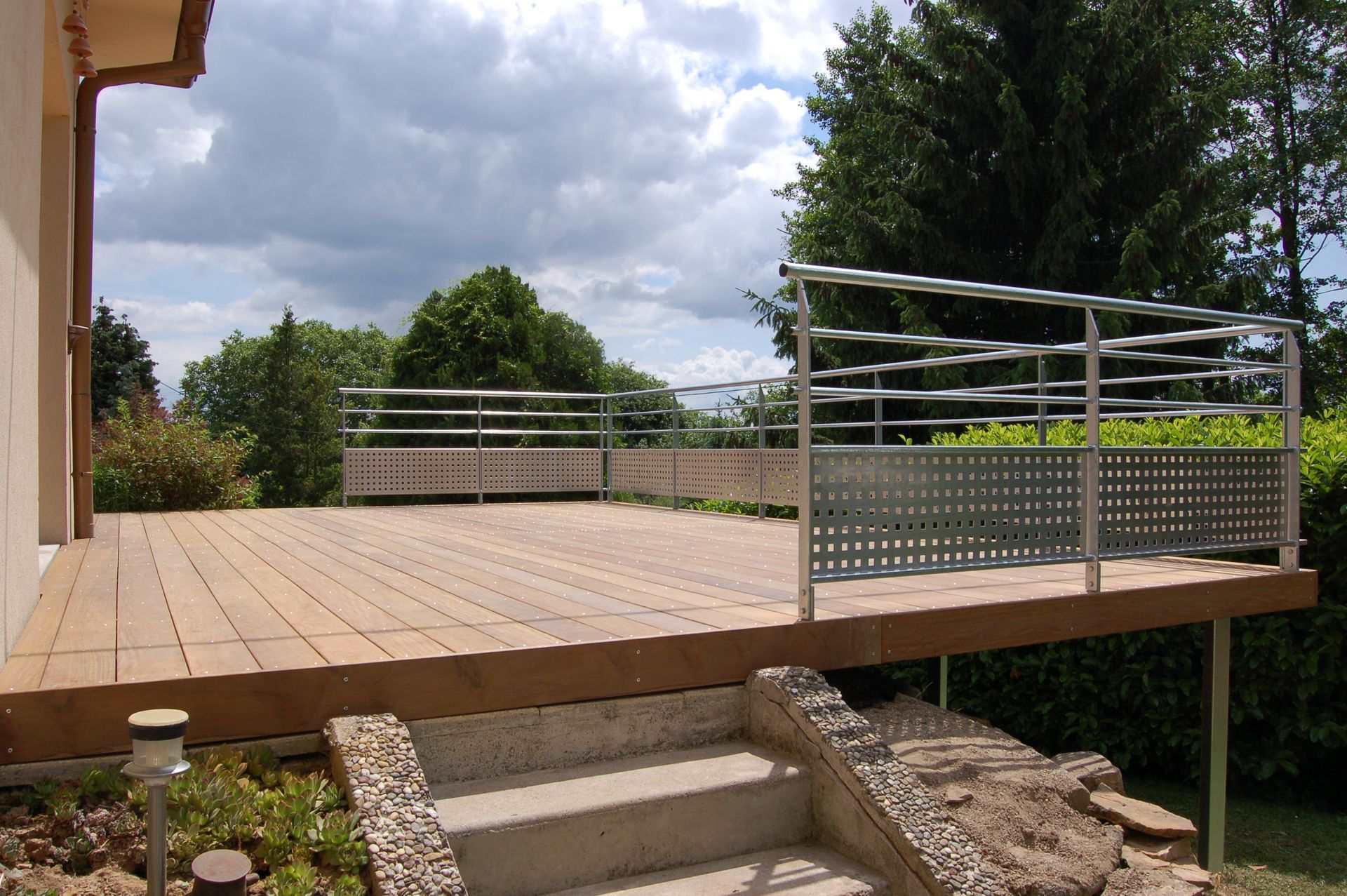 Terrasse en métal et bois avec garde-corps