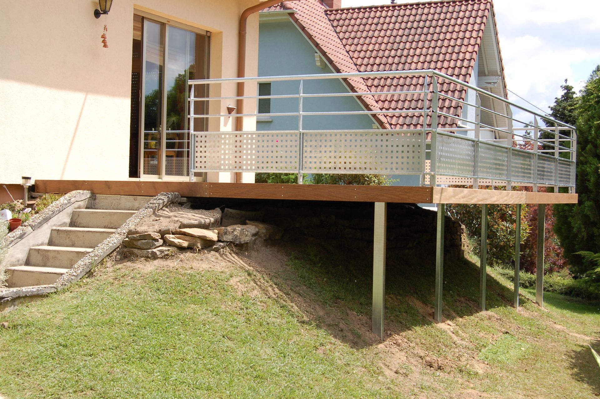 Terrasse métallique avec escalier d'accès en métal