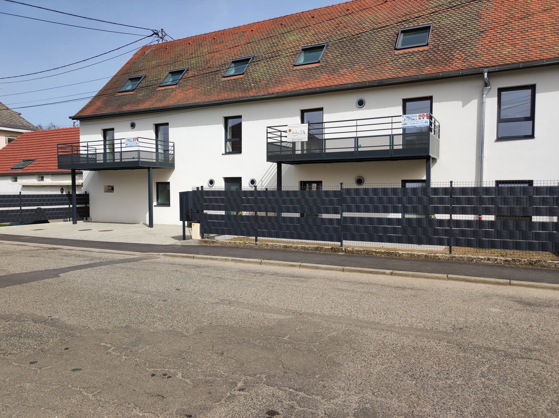 Clôture métallique et balcon avec garde-corps métallique coordonné