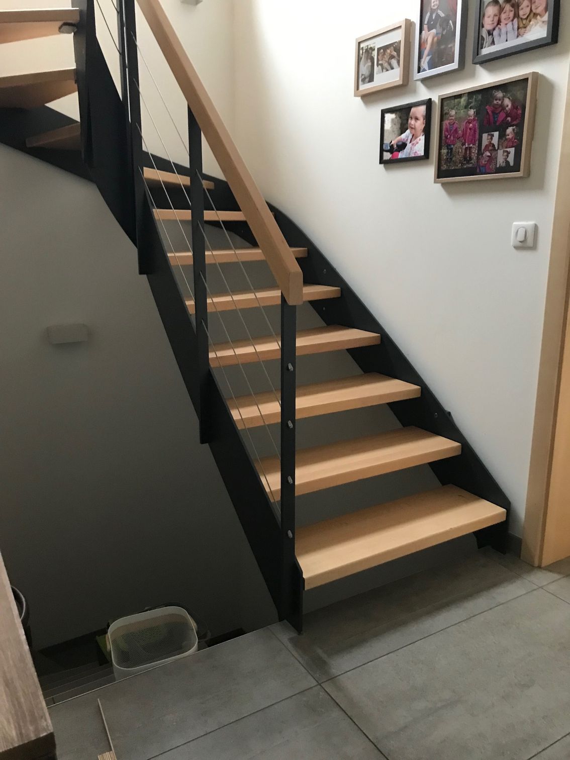 Escalier moderne noir et bois