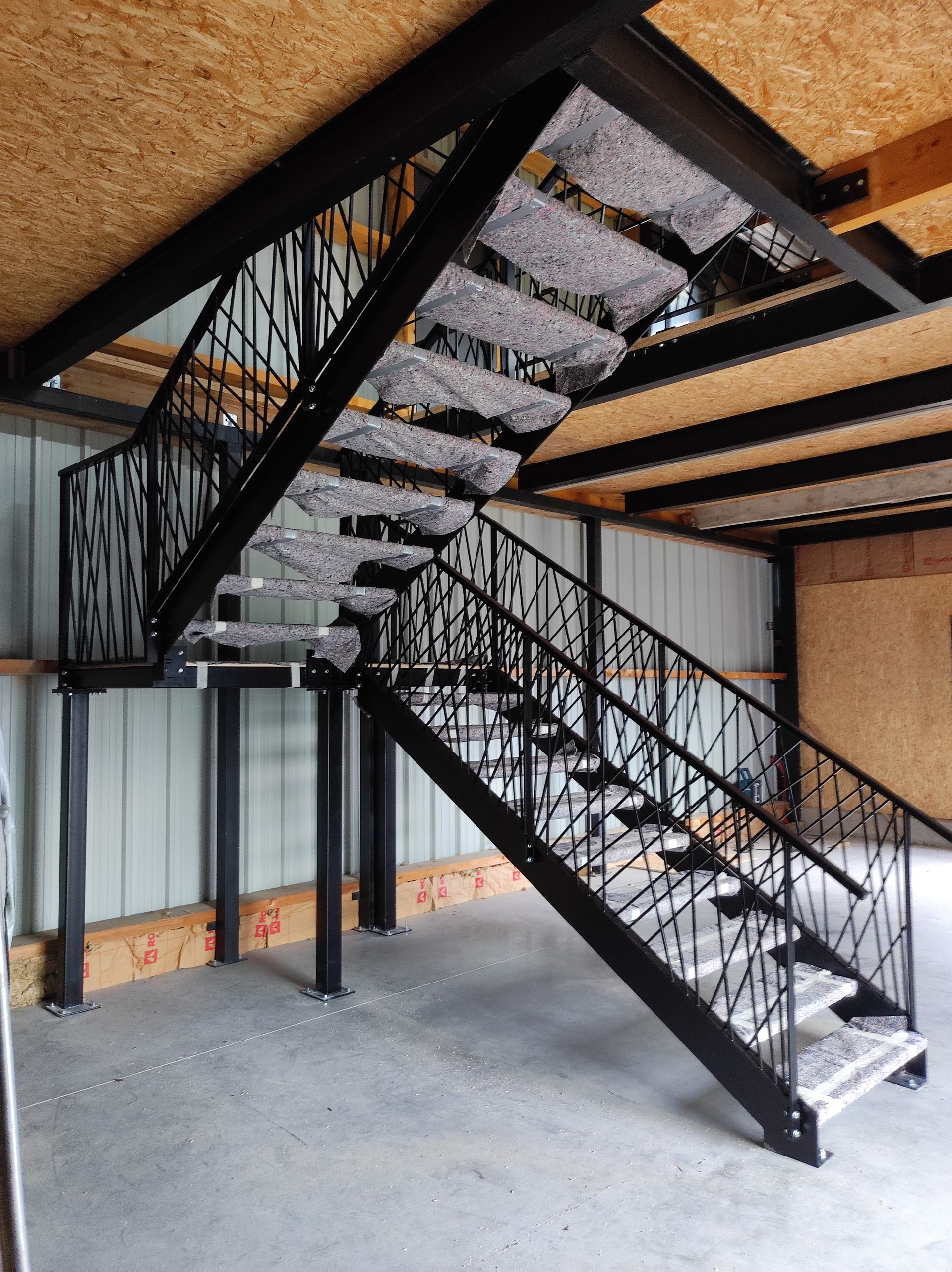 Escalier métallique avec palier