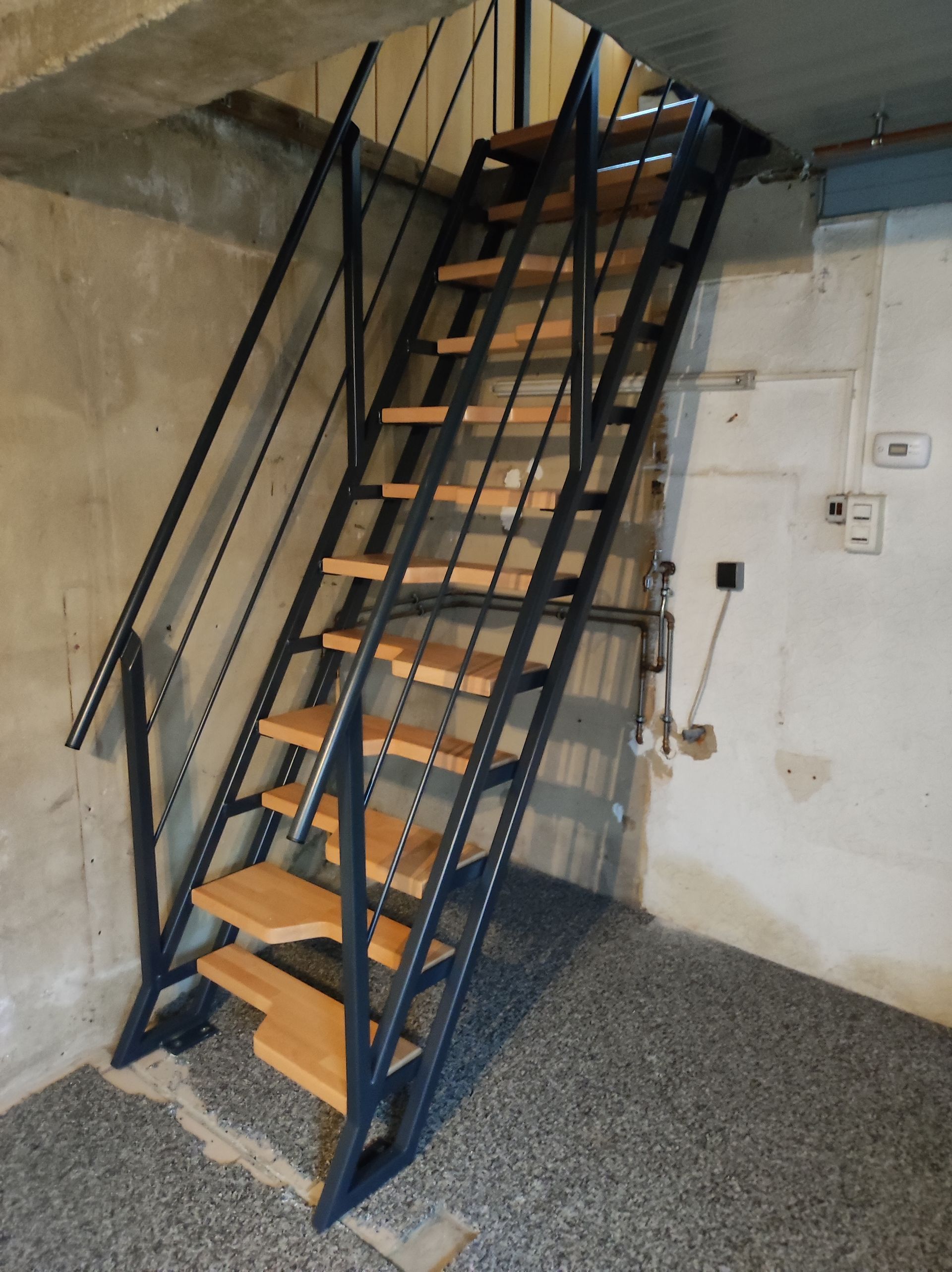 Escalier bois clair et garde-corps noir