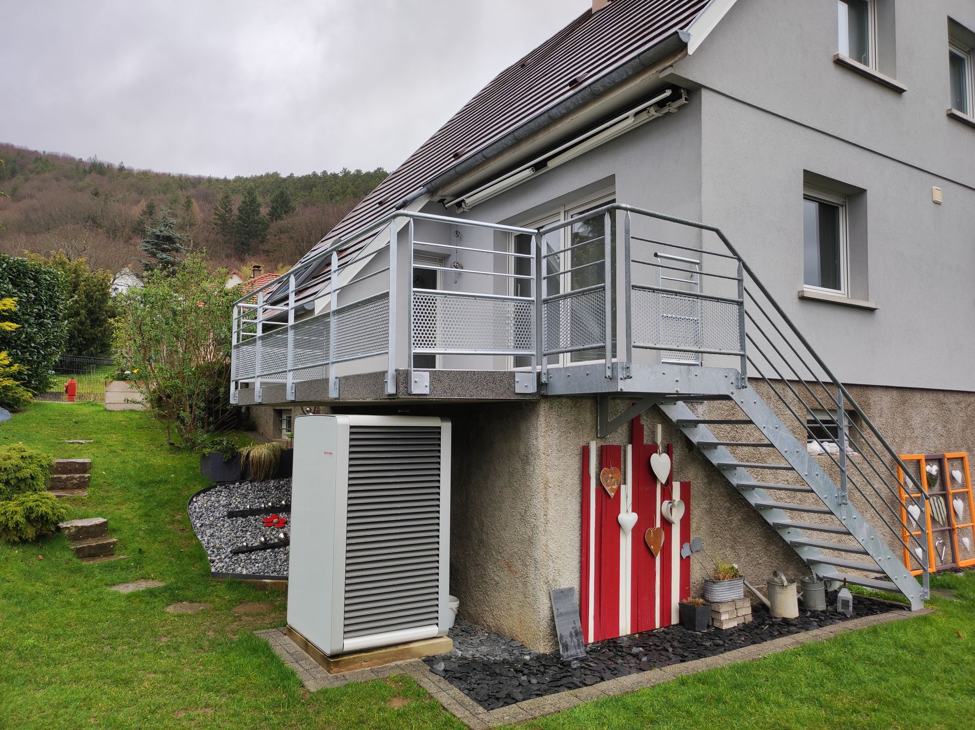 Escalier en métal pour accéder à une terrasse