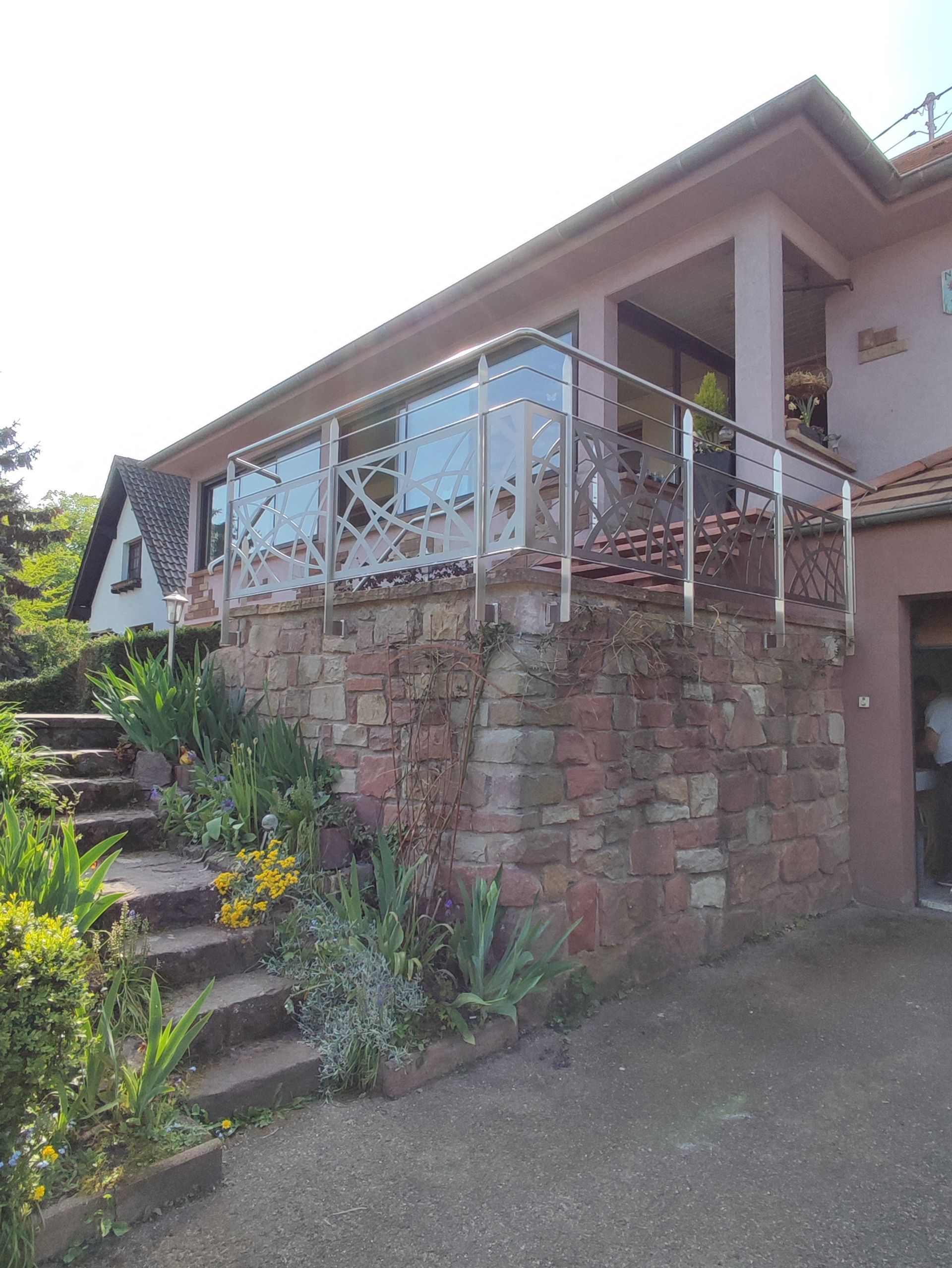 Garde-corps de protection pour le chemin d'accès à une maison surélevé