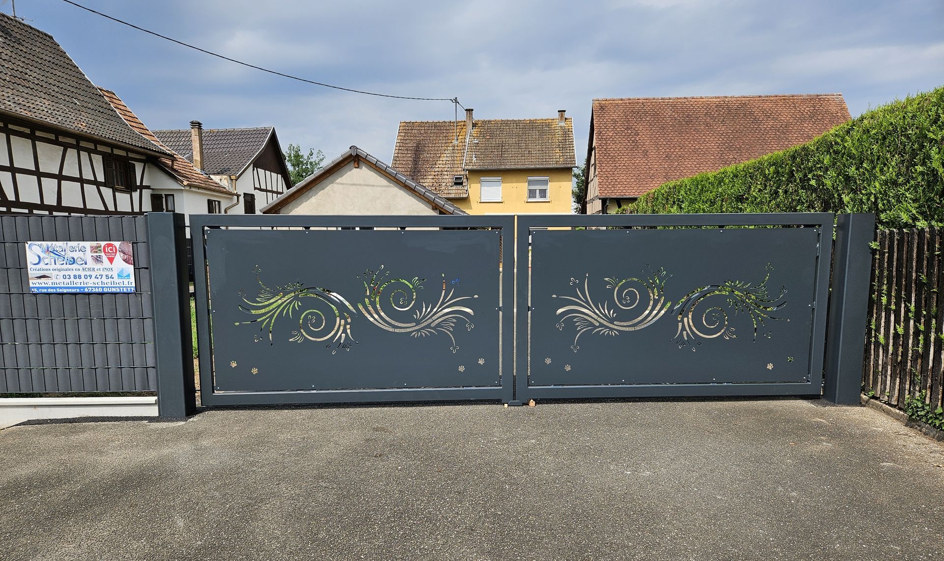 Portail battant en alu avec motif