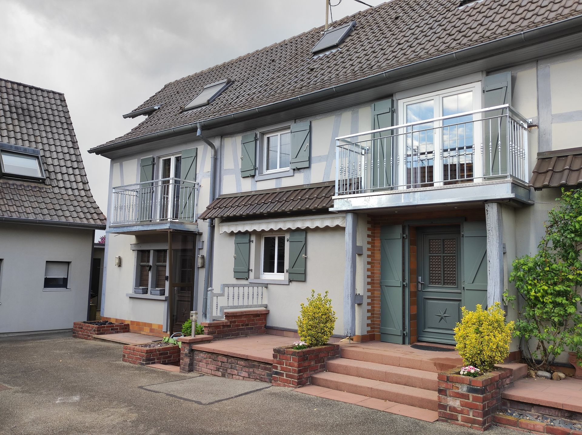 Balcon avec garde-corps métallique blanc