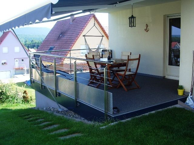 Terrasse métallique sur un terrain en pente descendante