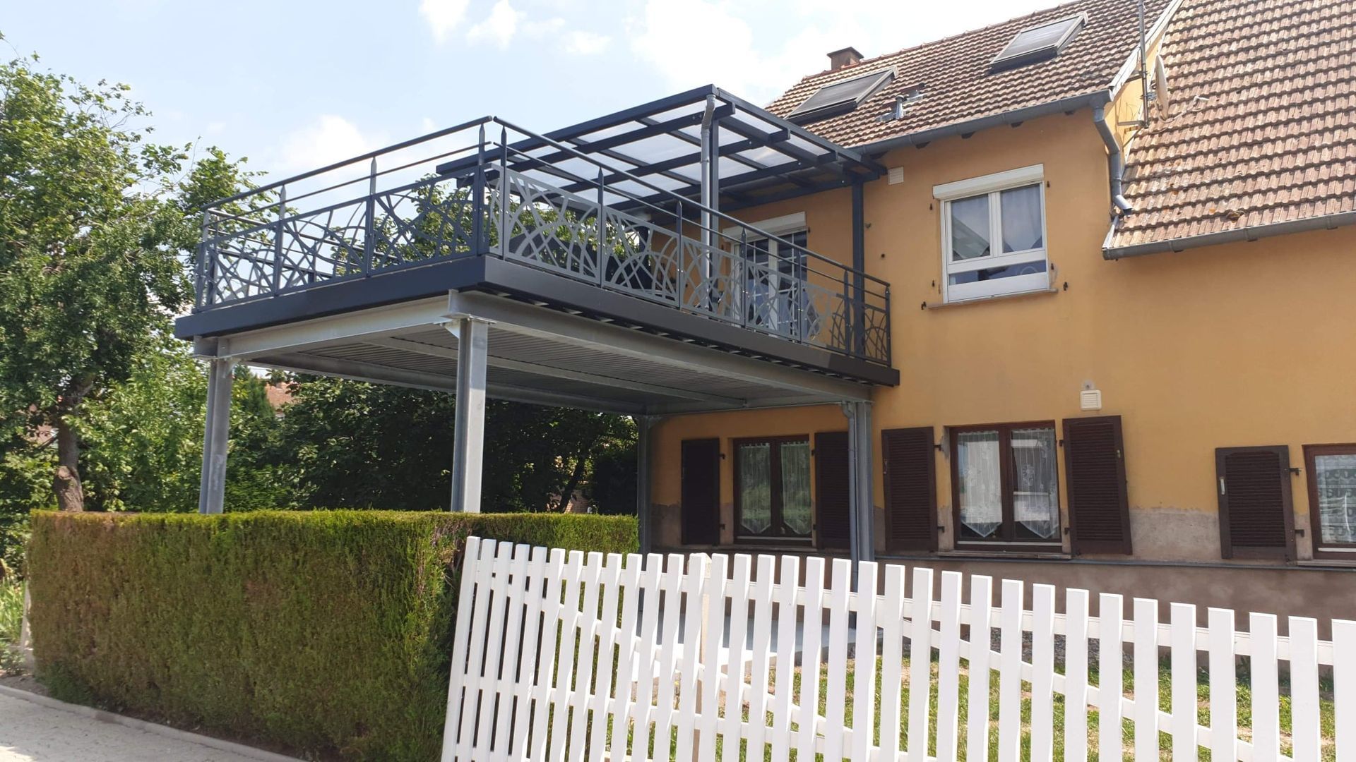 Pergola sur terrasse métallique sur pilotis