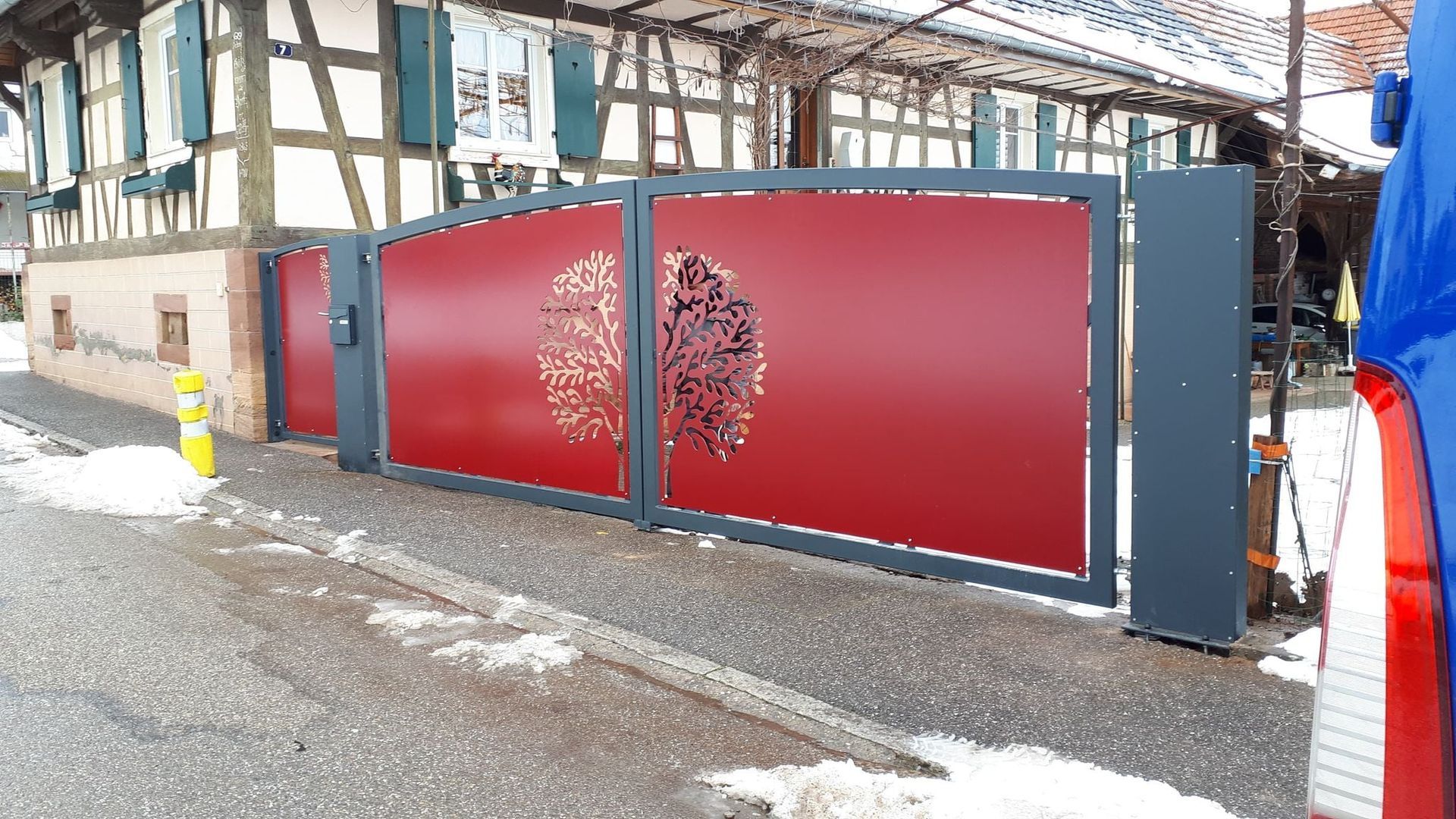 Portail rouge avec gravure