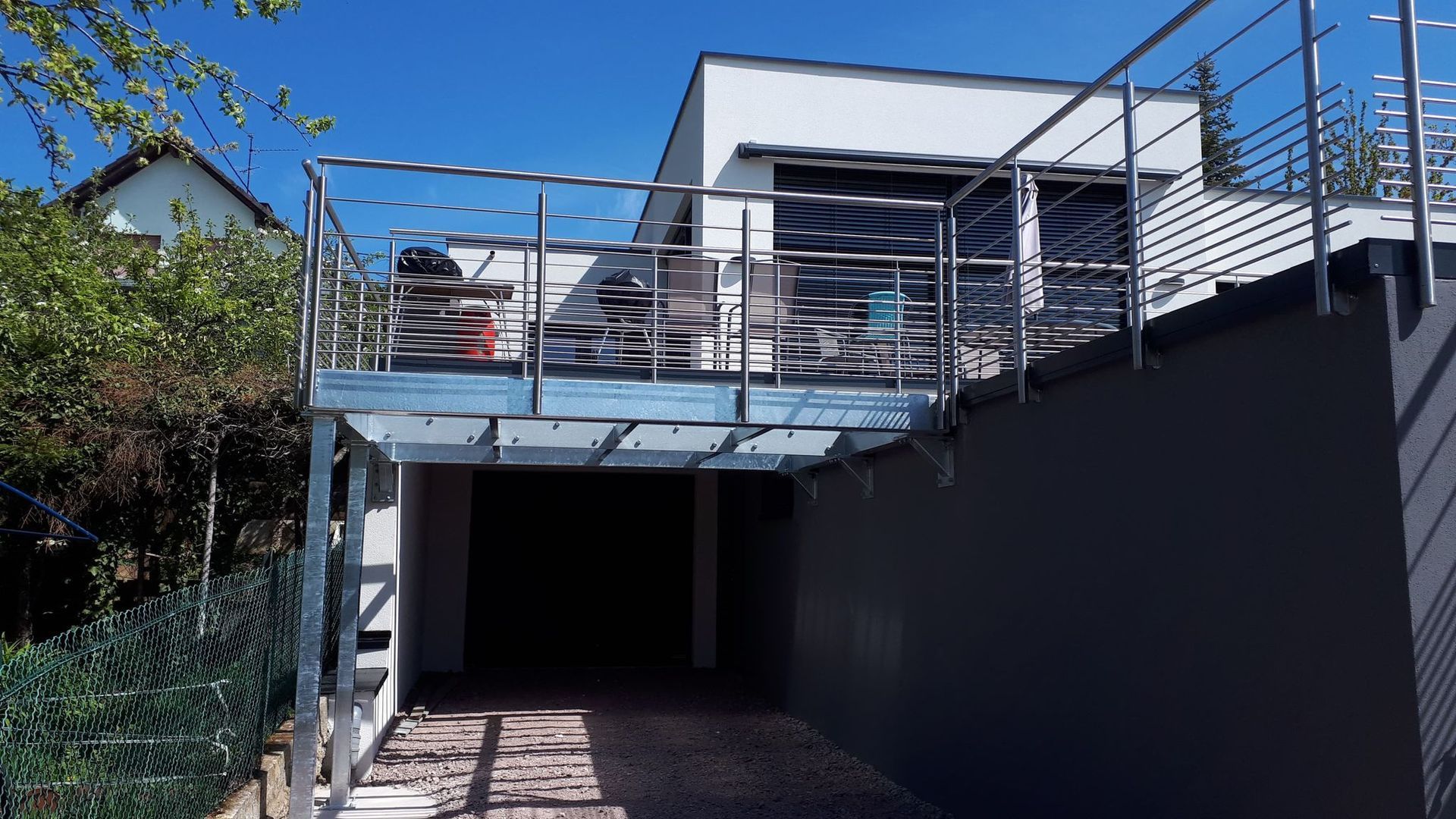 Terrasse métallique au-dessus d'un garage
